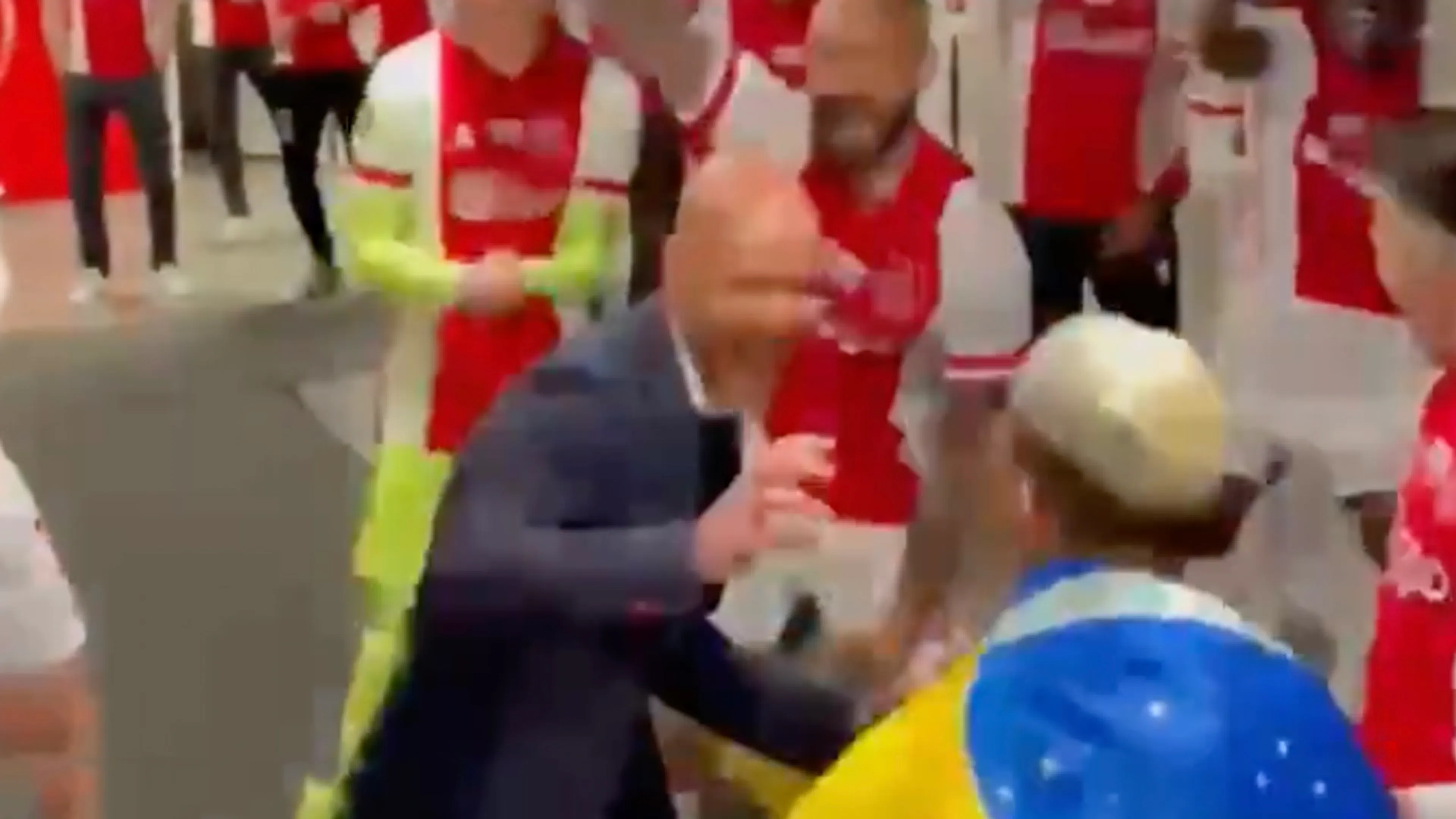 GOUD! Ten Hag wordt uitgedaagd door Ajax-spelers en danst erop los