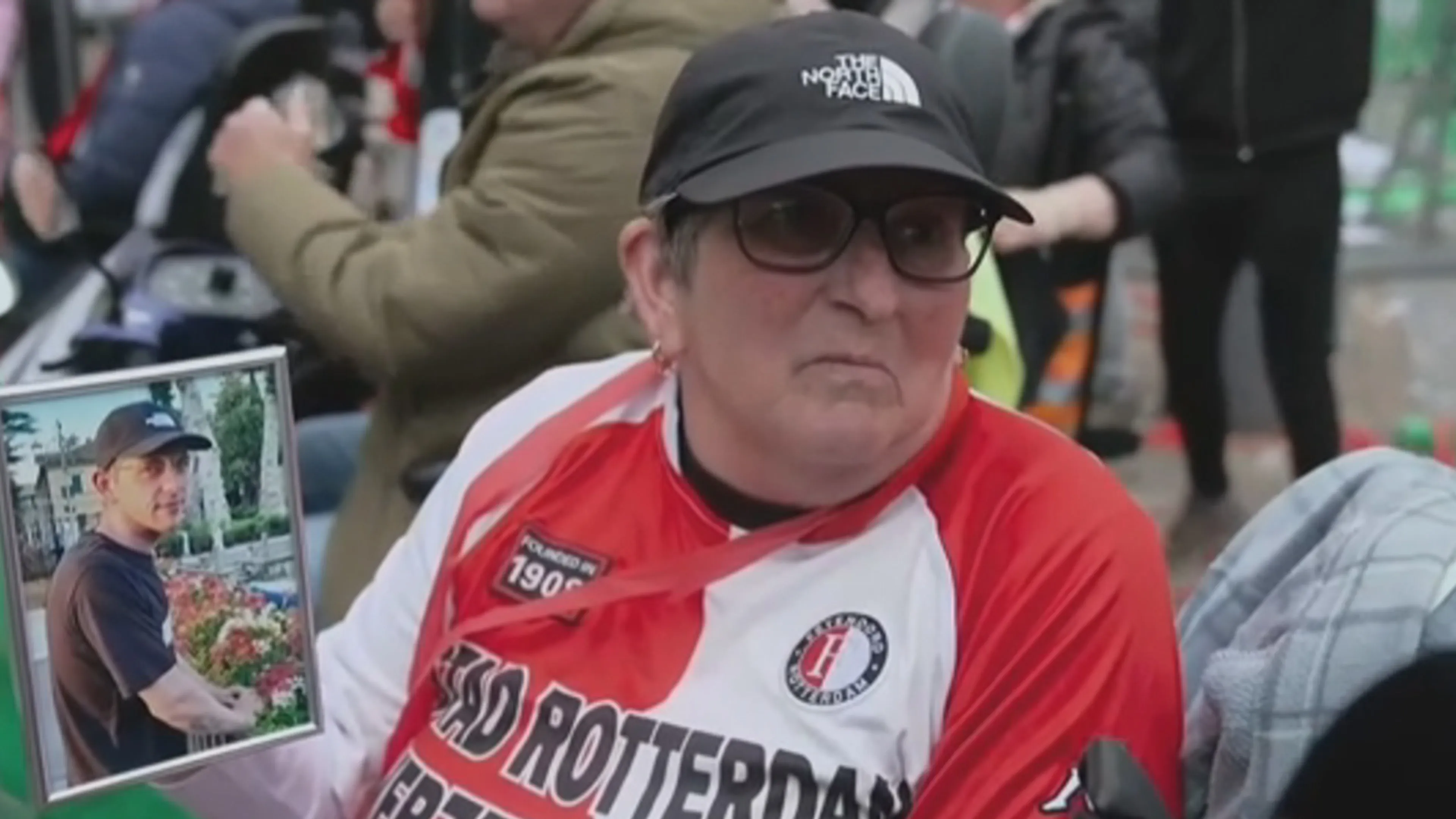 Feyenoord-fan Hannie, die in 2023 met foto van overleden zoon bij huldiging stond, overleden