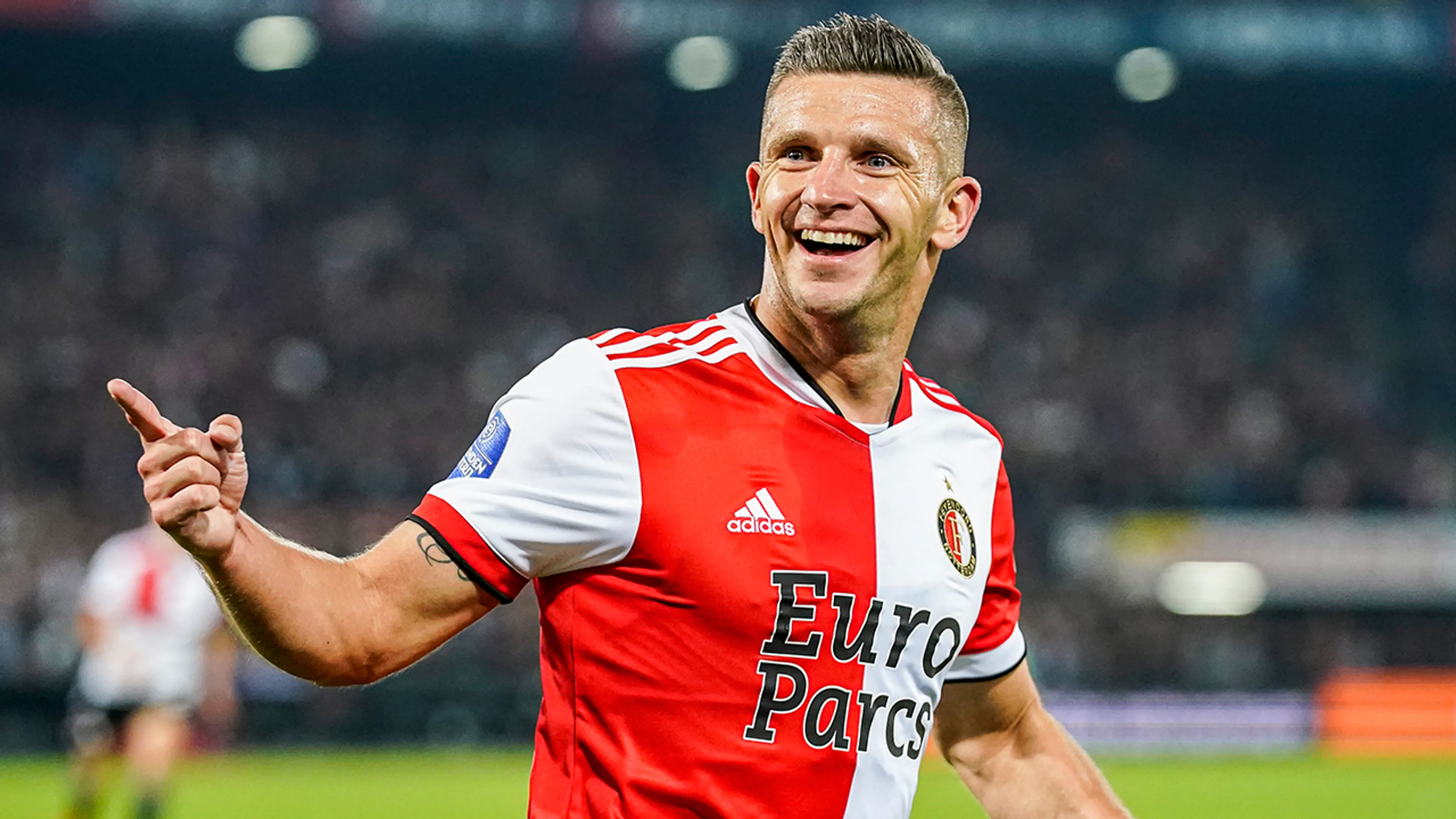 Feyenoord mede dankzij jubileumgoal Linssen langs Heerenveen