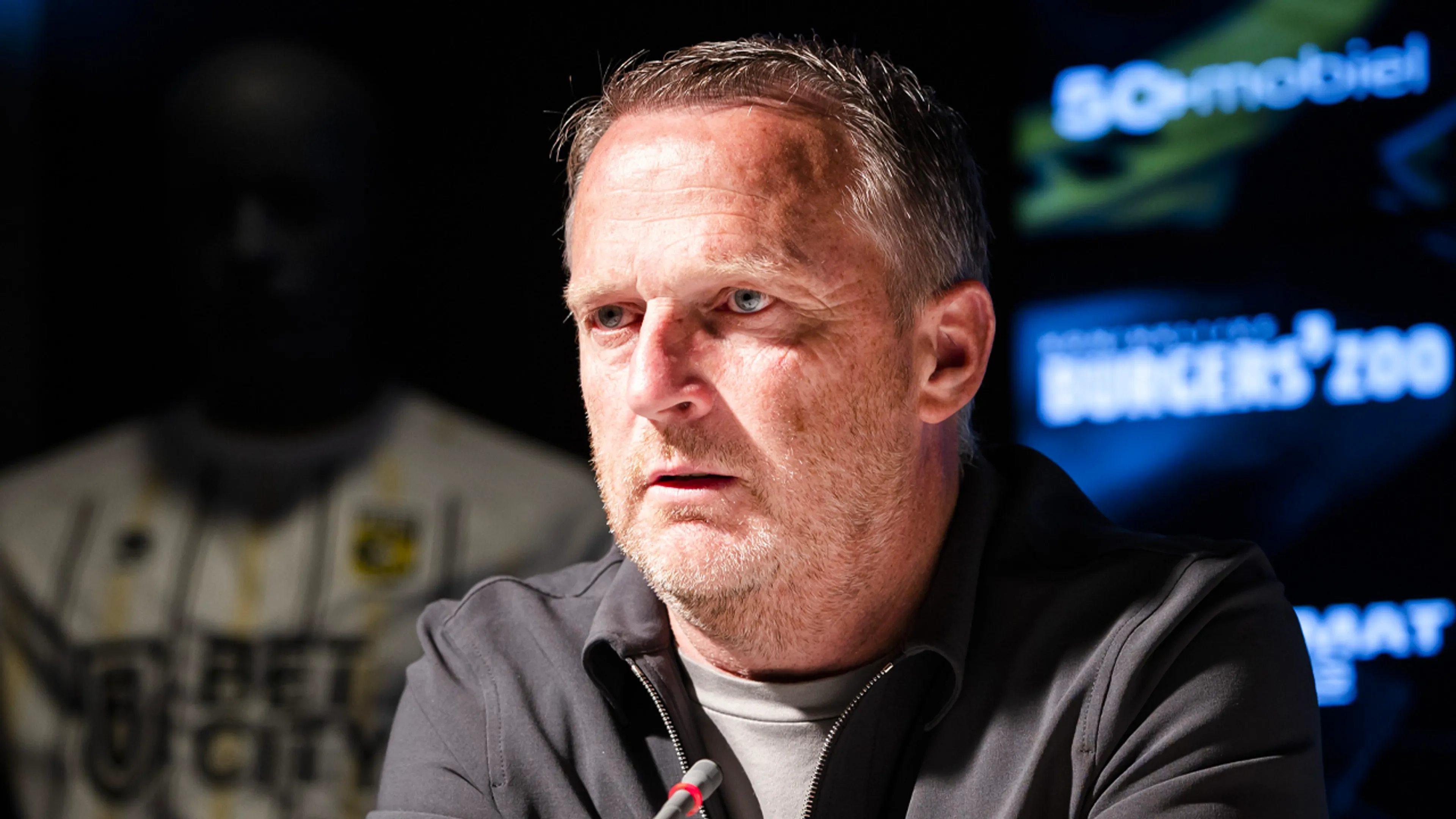 Vitesse breekt met John van den Brom: 'Ik ben verschrikkelijk boos'