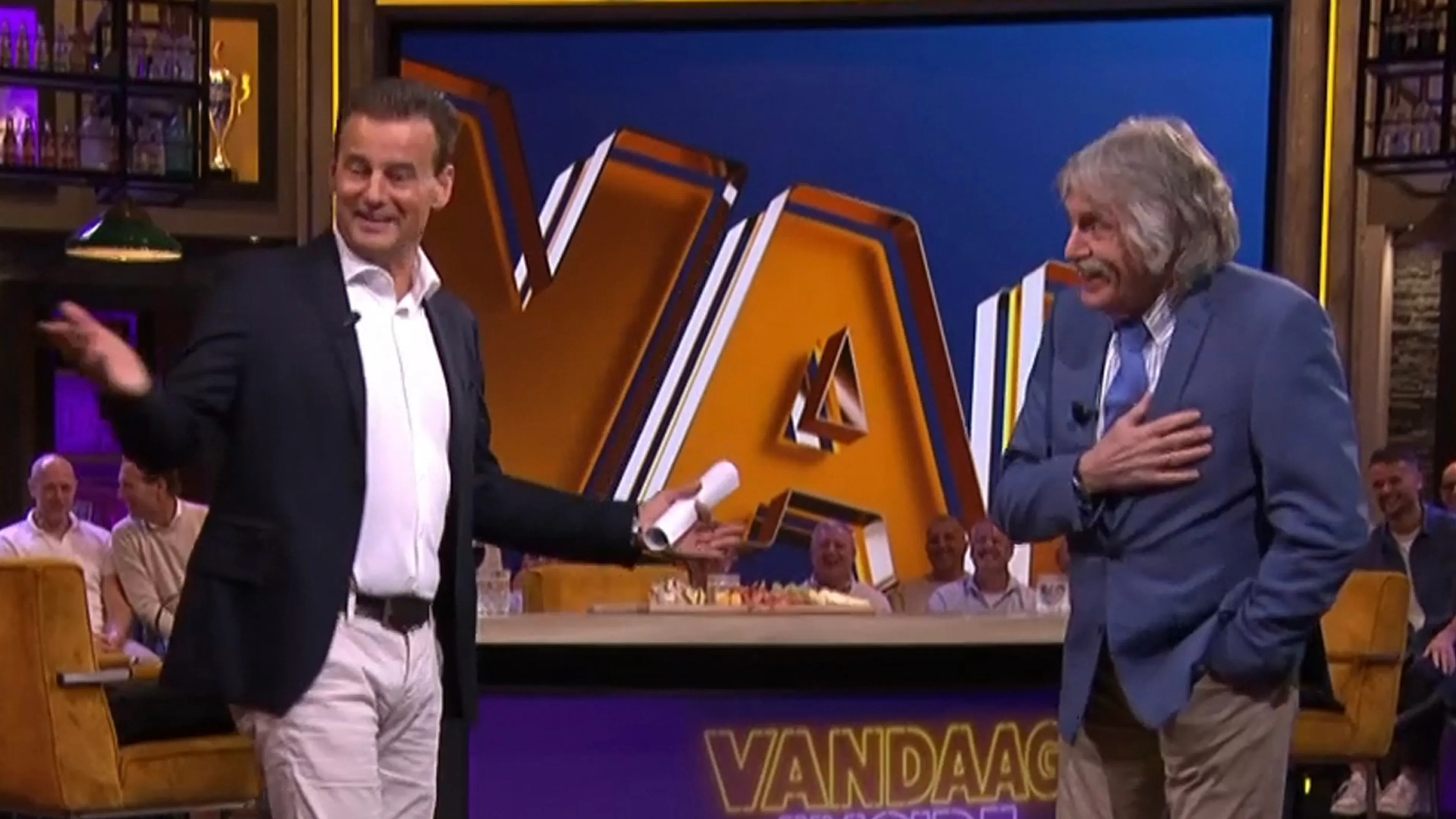 Johan Derksen en Wilfred Genee vergissen zich bij Vandaag Inside: 'Oh, het is niet je vrouw?!'