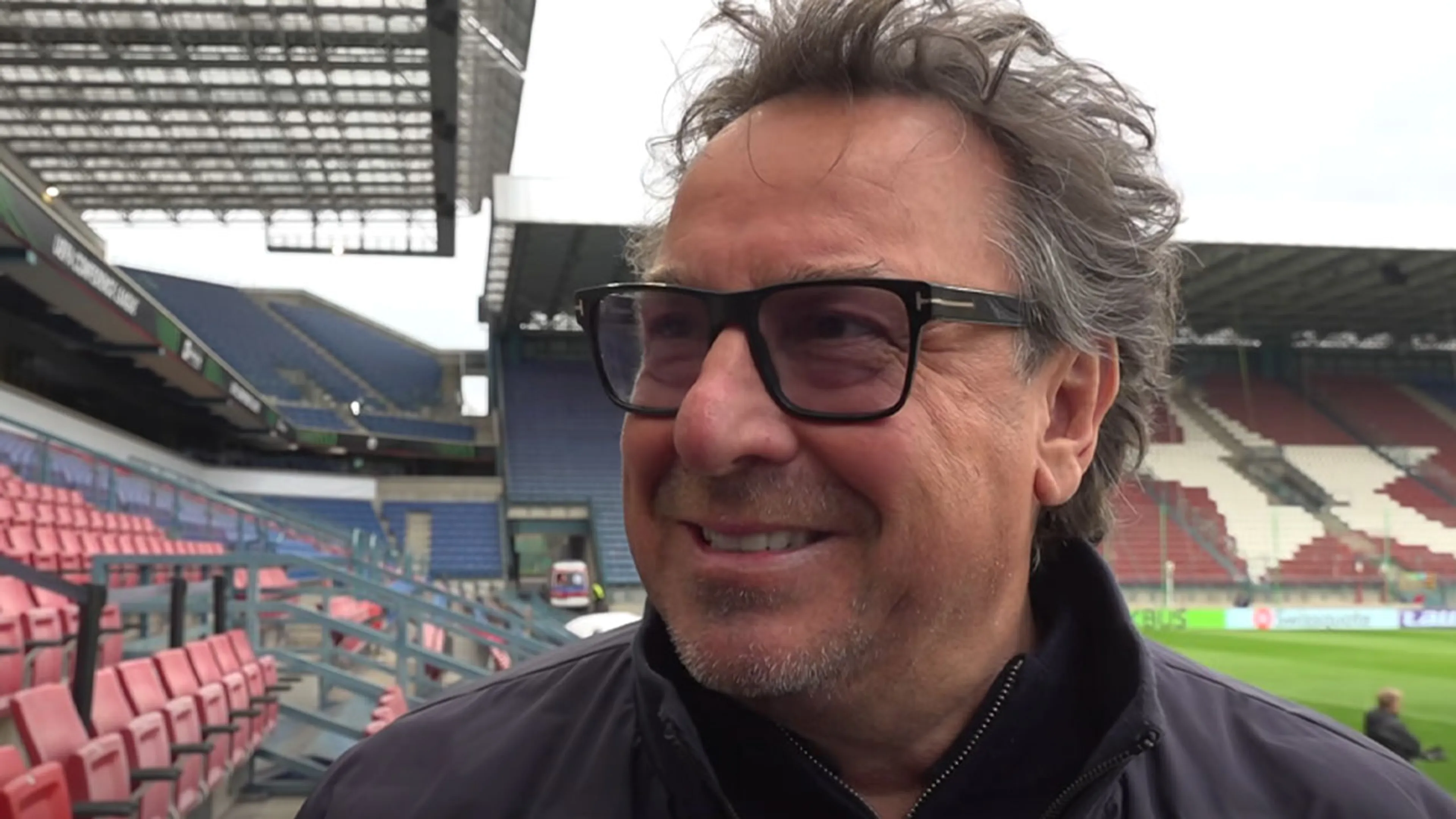 Video: Marco Borsato duikt op bij Europese uitwedstrijd AZ en geeft uitgebreid interview