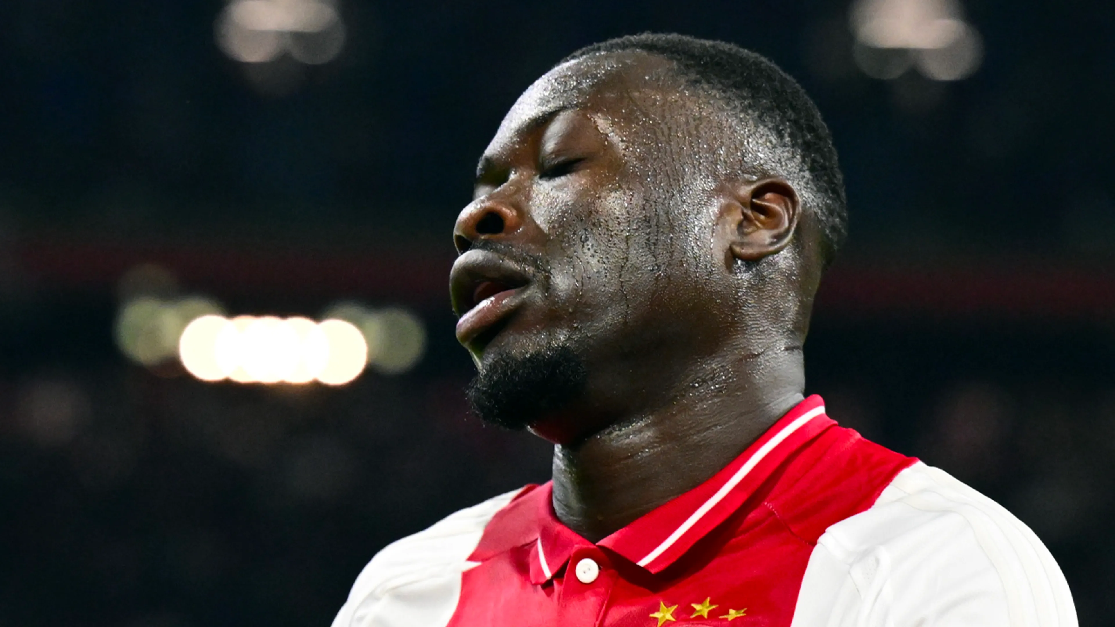 'Brobbey groeit langzamerhand een beetje uit tot het lachertje van de Eredivisie'