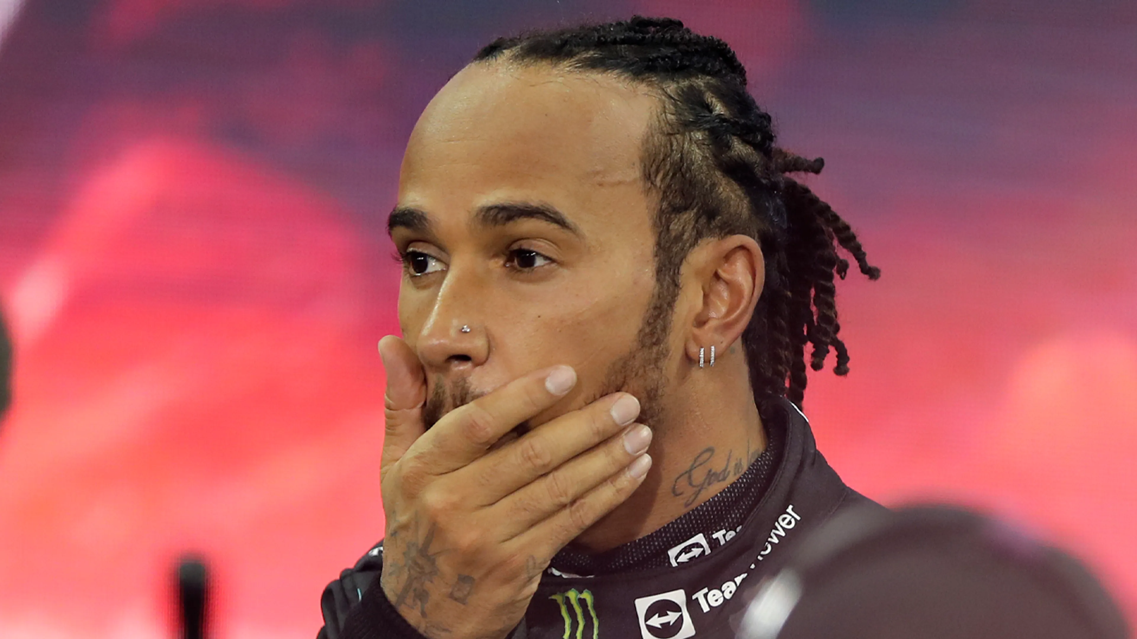 Mercedes moet boete betalen voor neuspiercing Hamilton: 'Kwam bloed en pus uit'