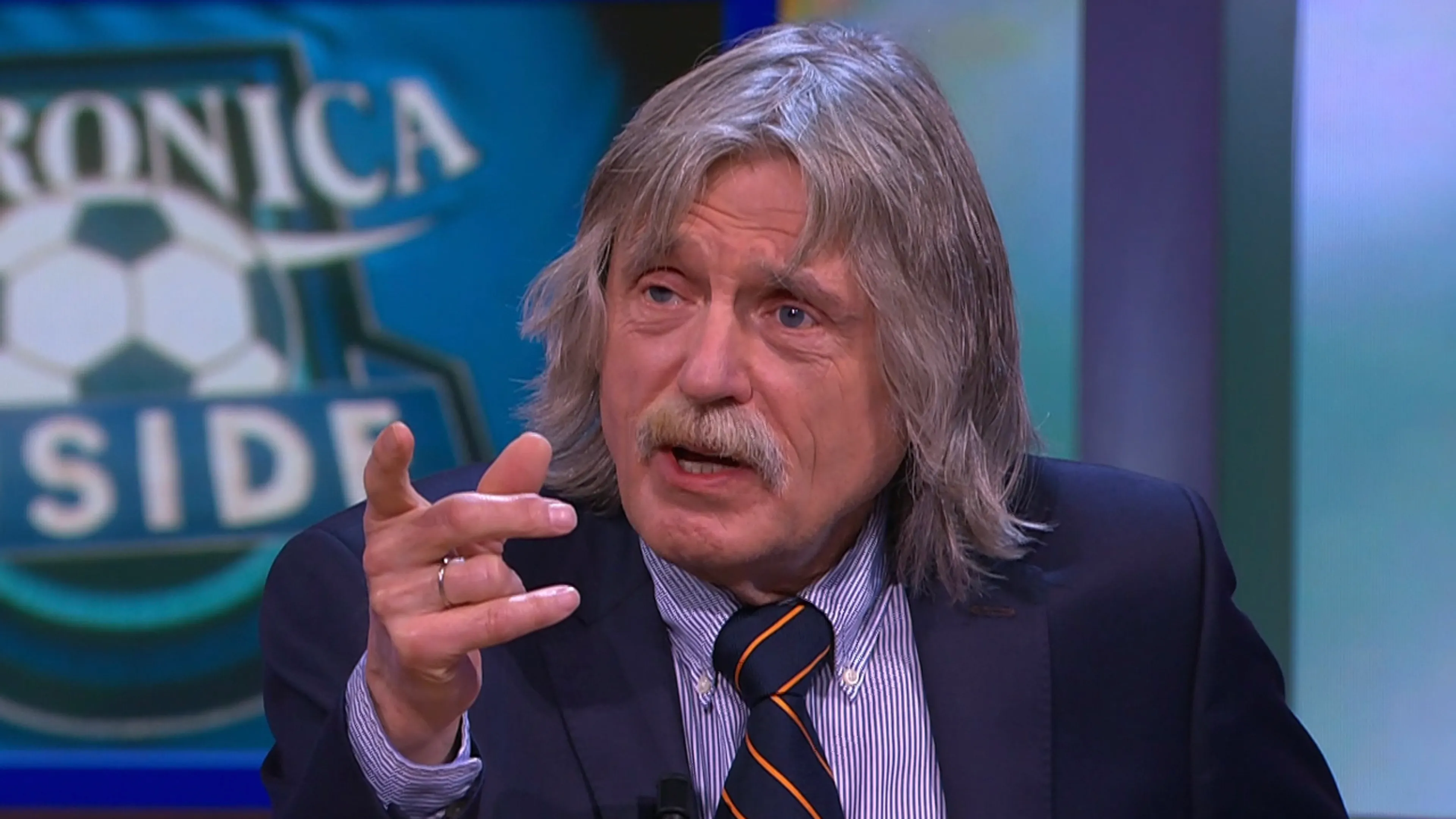 'Johan Derksen schreef dat er drie mensen in Nederland zijn die om alles huilen'