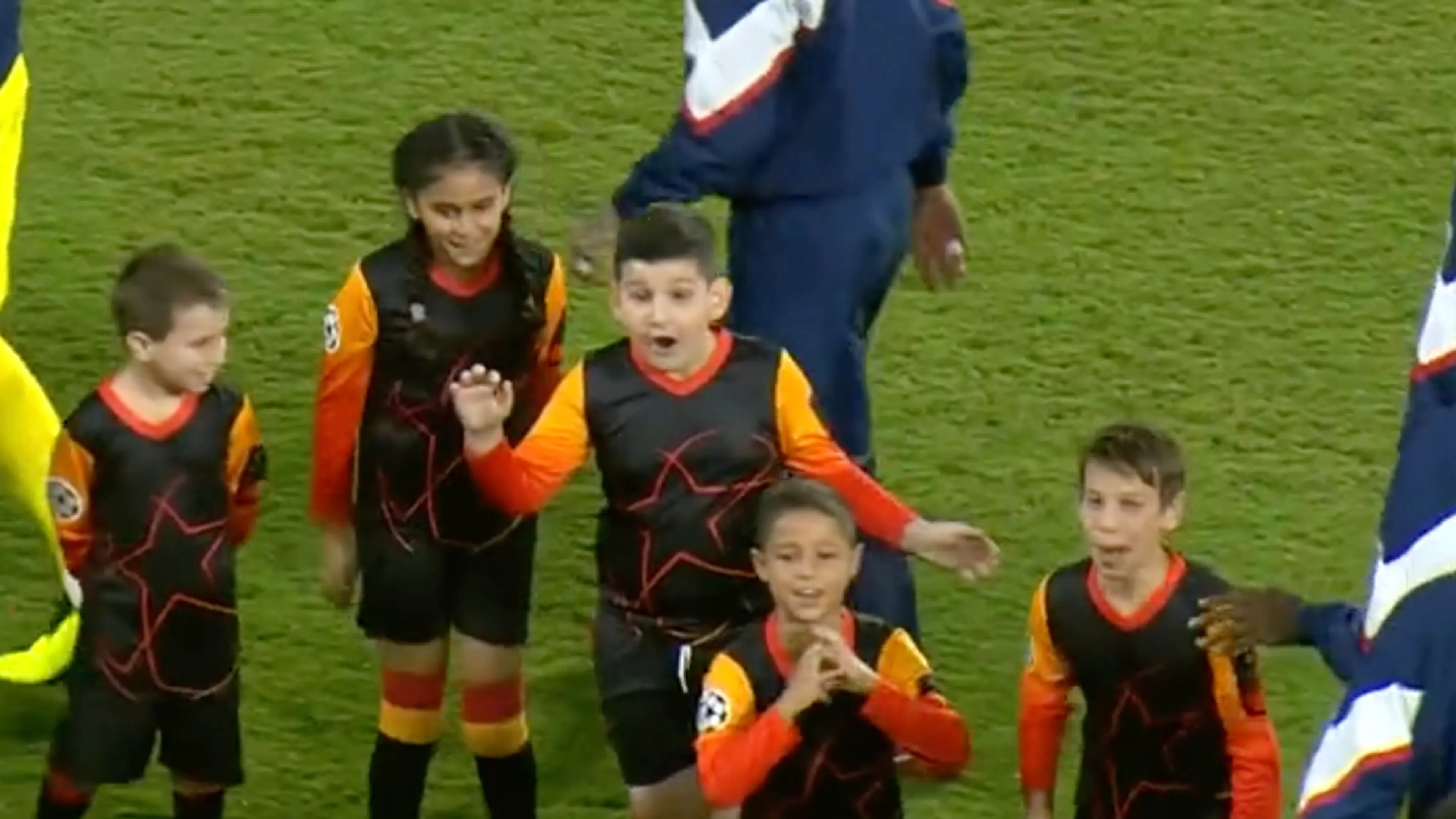 Video: piepjonge mascottes worden helemaal gek bij het zien van Messi