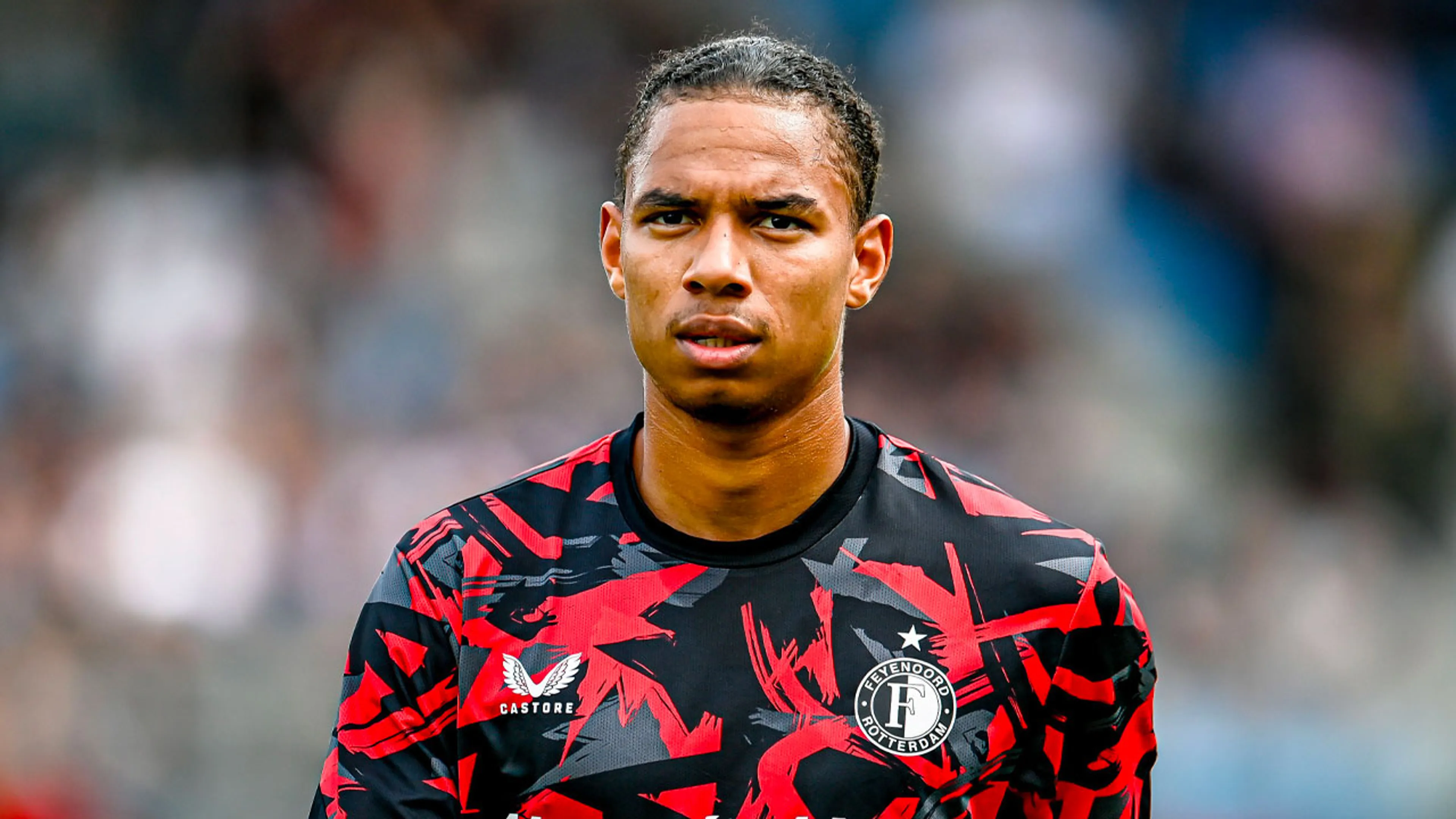 Stengs weken uit roulatie bij Feyenoord door operatie aan knie
