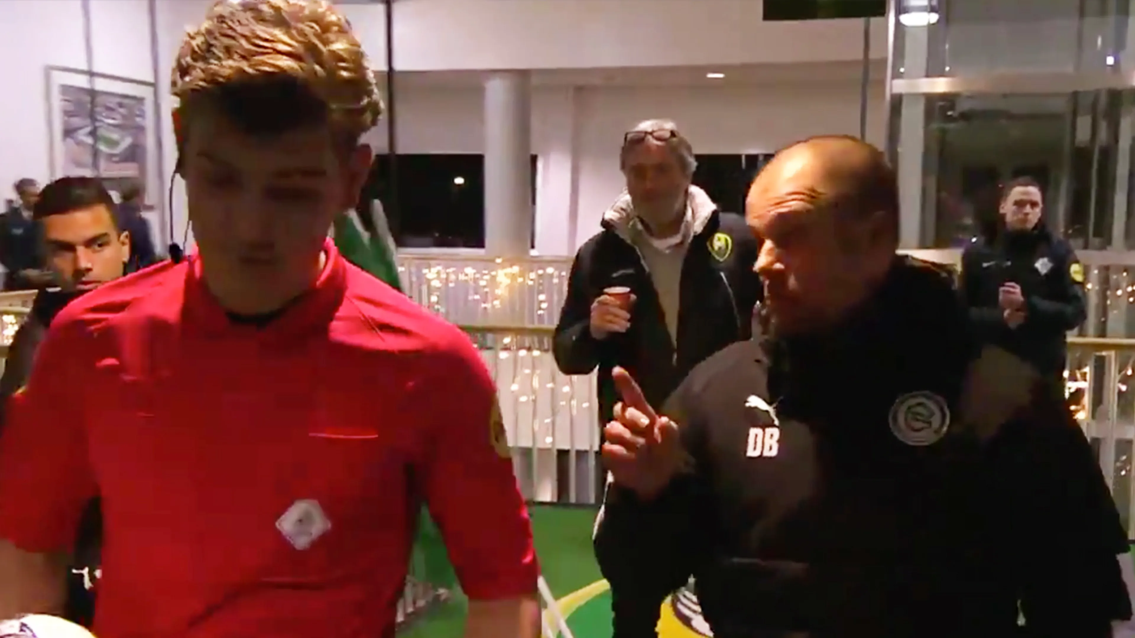 Buijs woest op scheidsrechter Kooij: 'G*dverdomme, je naait ons al vier keer dit seizoen!'