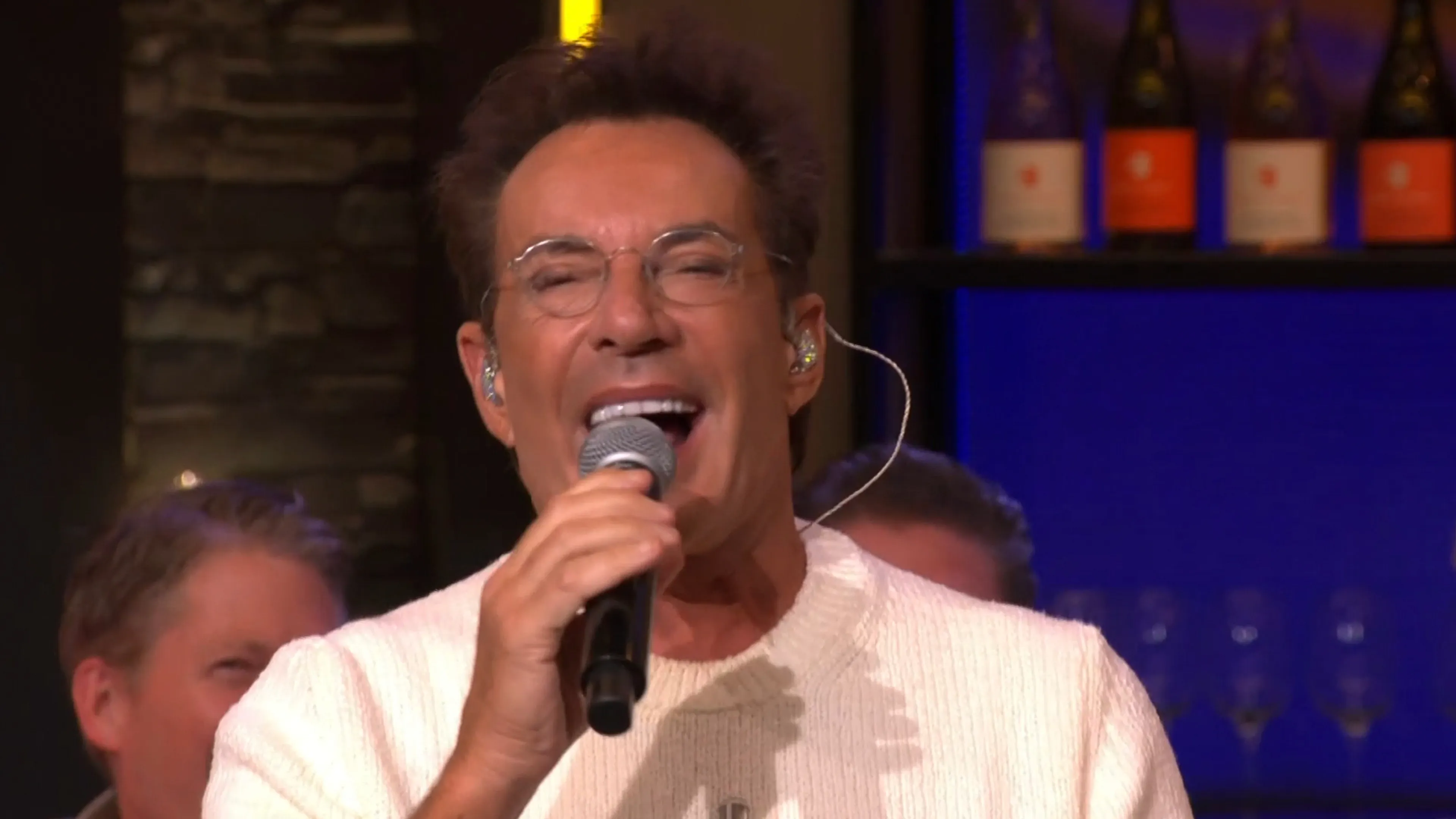 Gerard Joling maakt er met ‘Creditcard van Staal’ één groot feest van bij Vandaag Inside