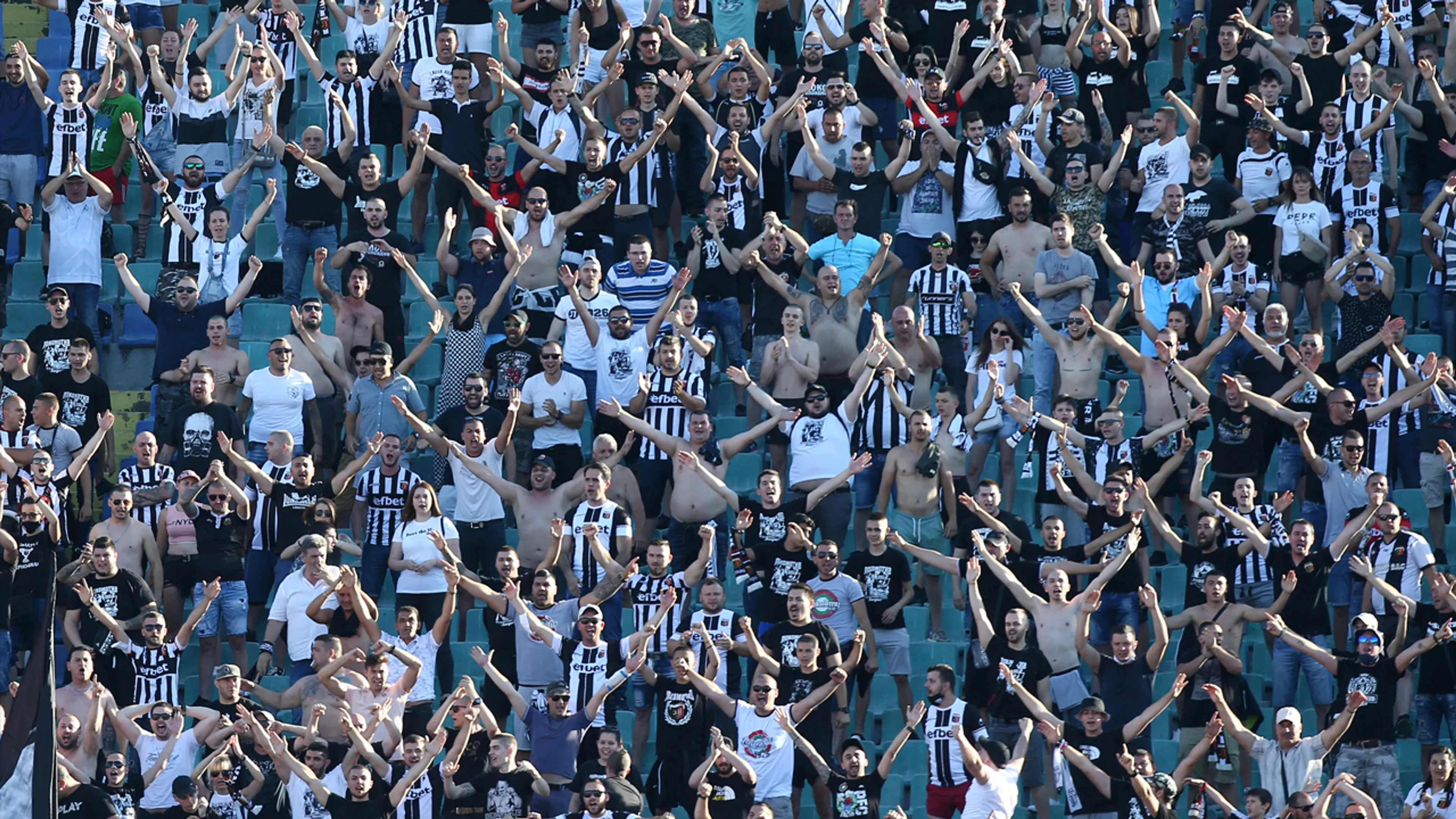 Bulgaarse voetbalfans negeren massaal coronaregels