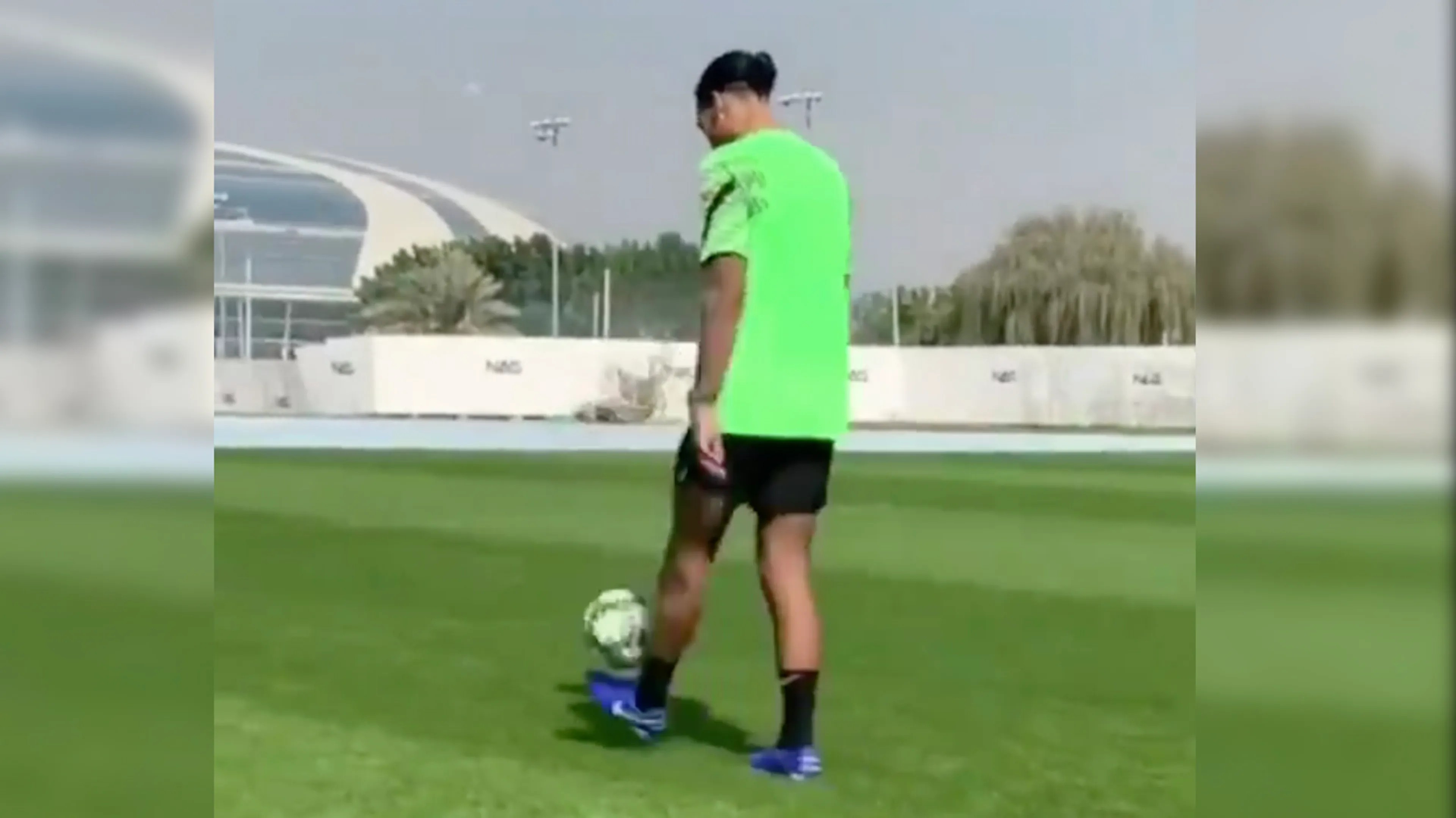 Virgil van Dijk weer met bal op het trainingsveld
