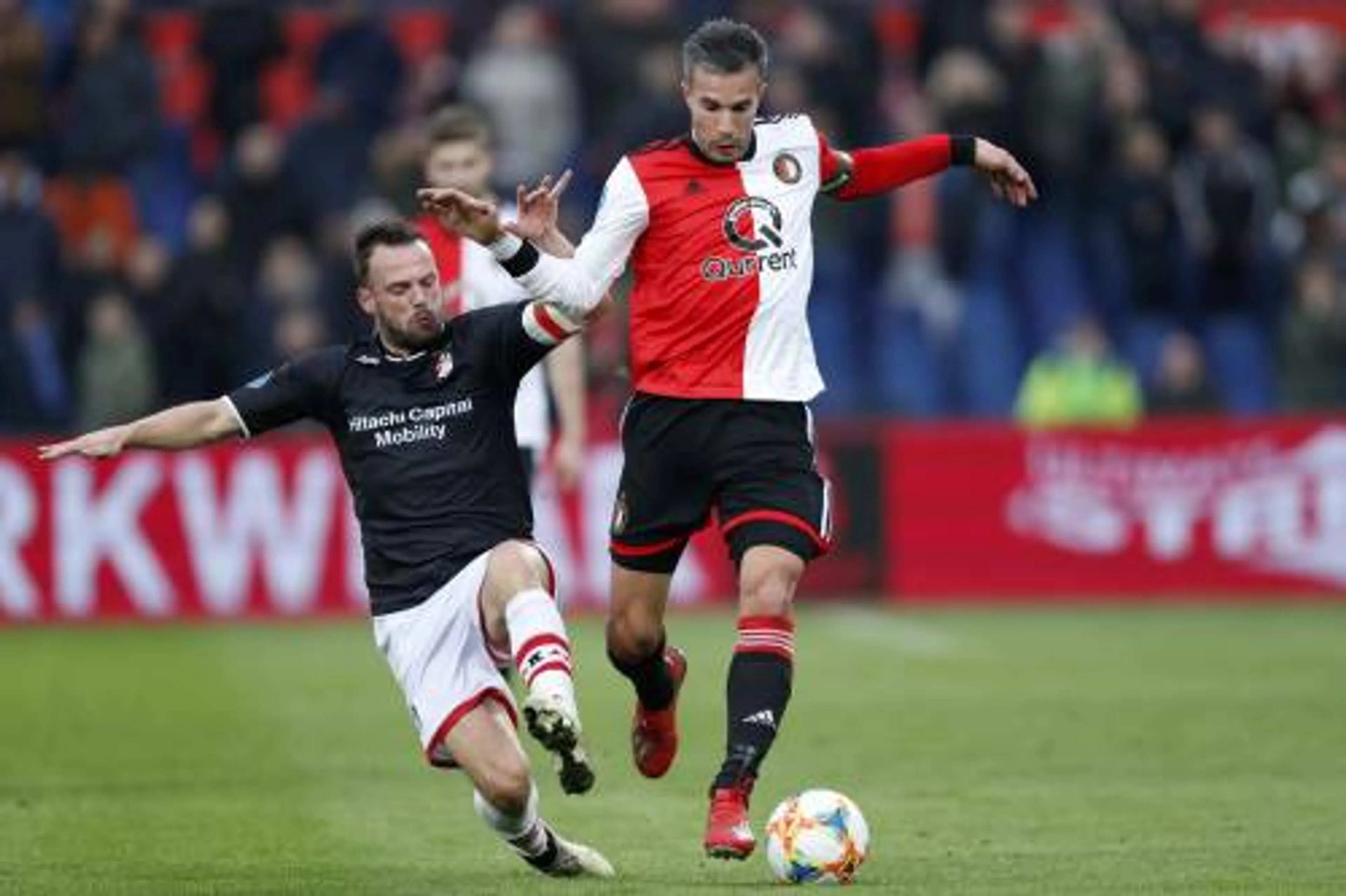 Van Persie koestert bal na eerste hattrick