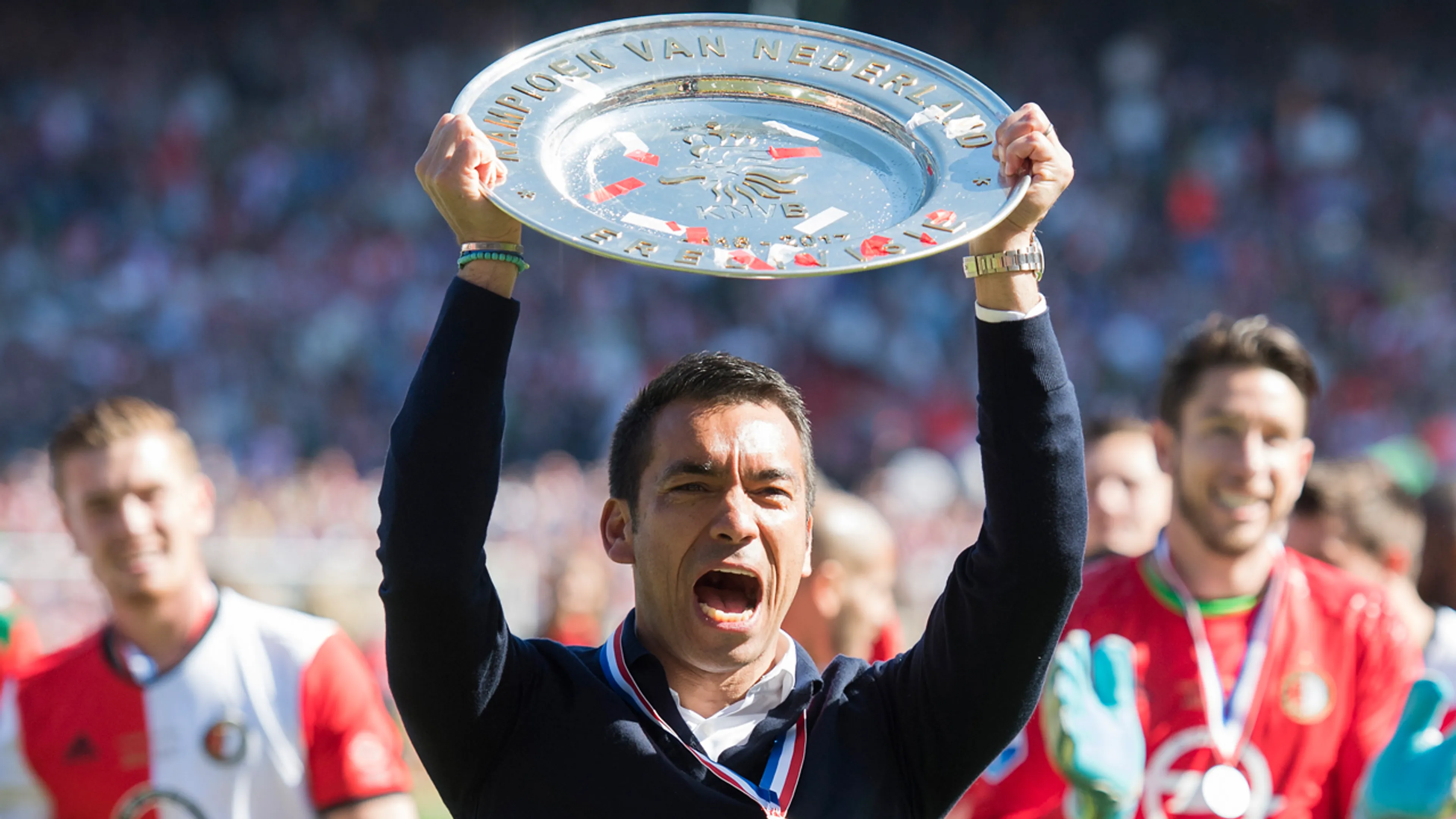 Feyenoord brengt ode aan succestrainer Van Bronckhorst