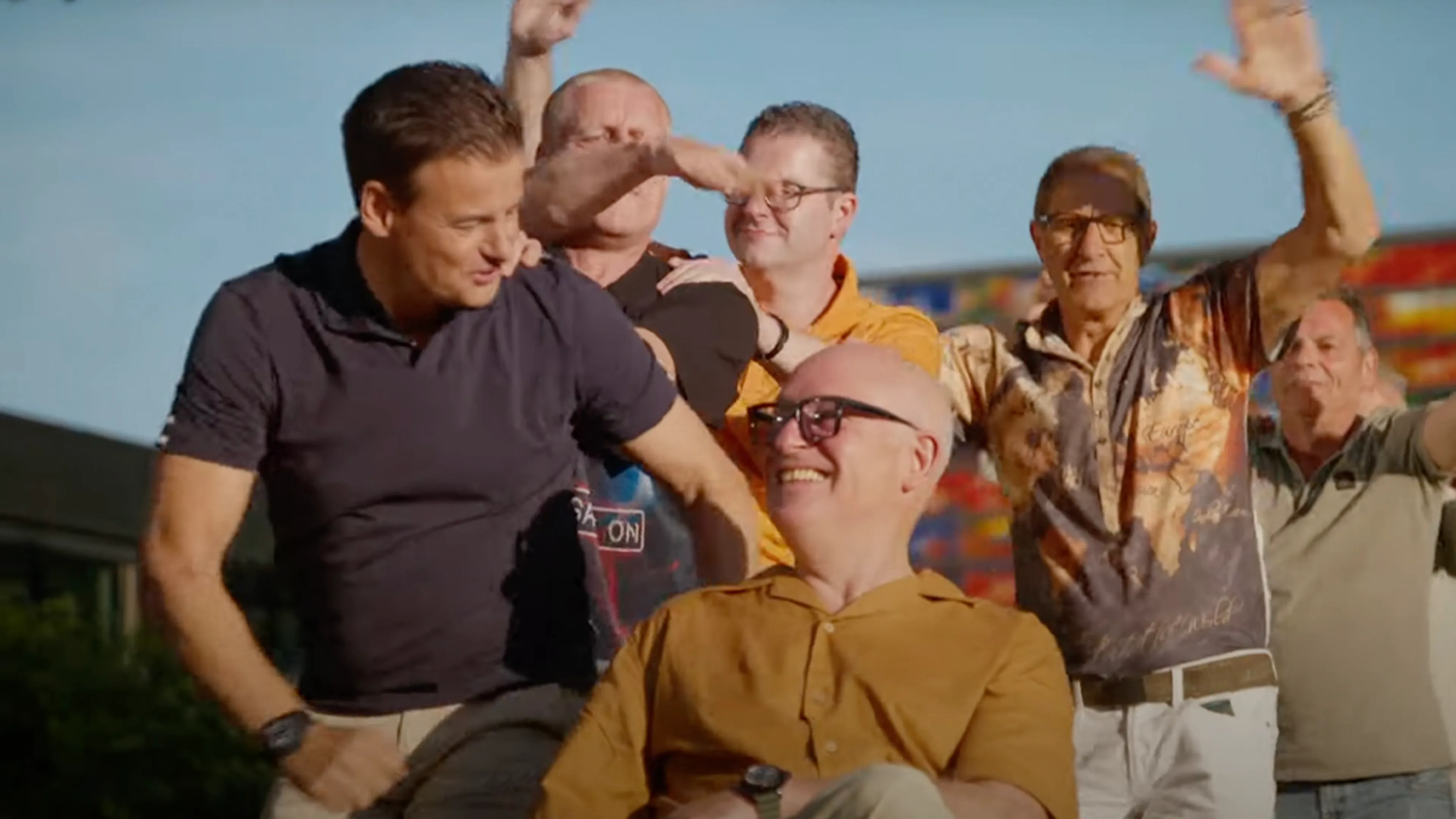 Nieuwe single 'Zoek Jezelf Broeder' van Wilfred Genee nu te beluisteren, bekijk hier de videoclip!