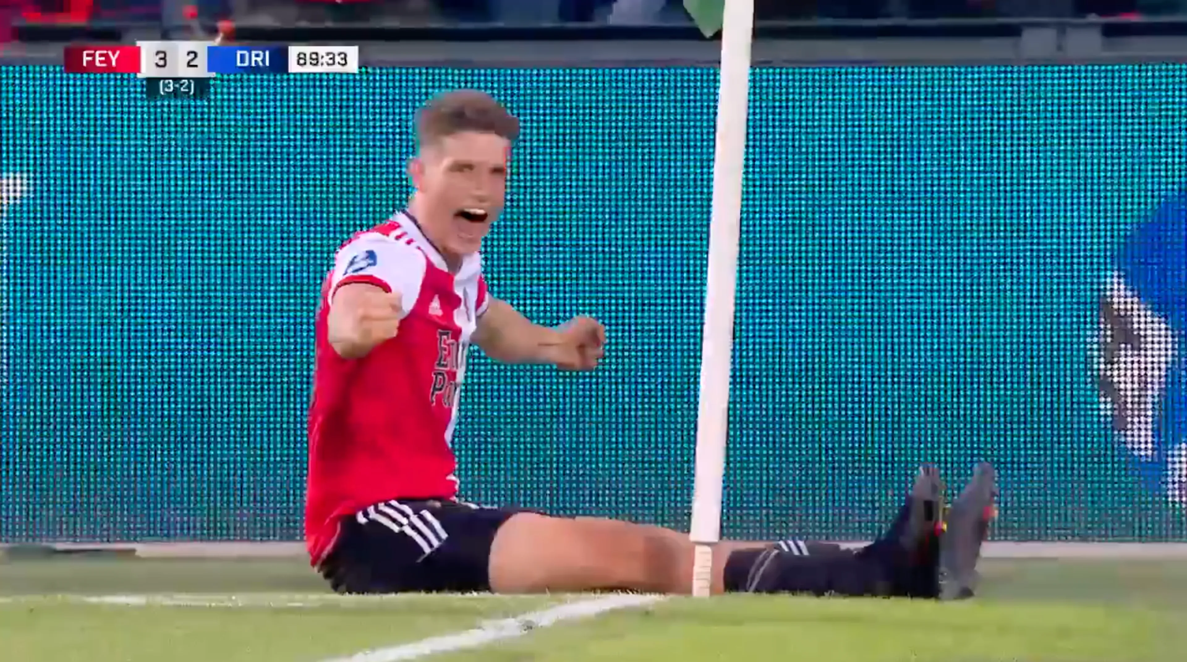 Til maakt hattrick en schiet Feyenoord naar volgende ronde
