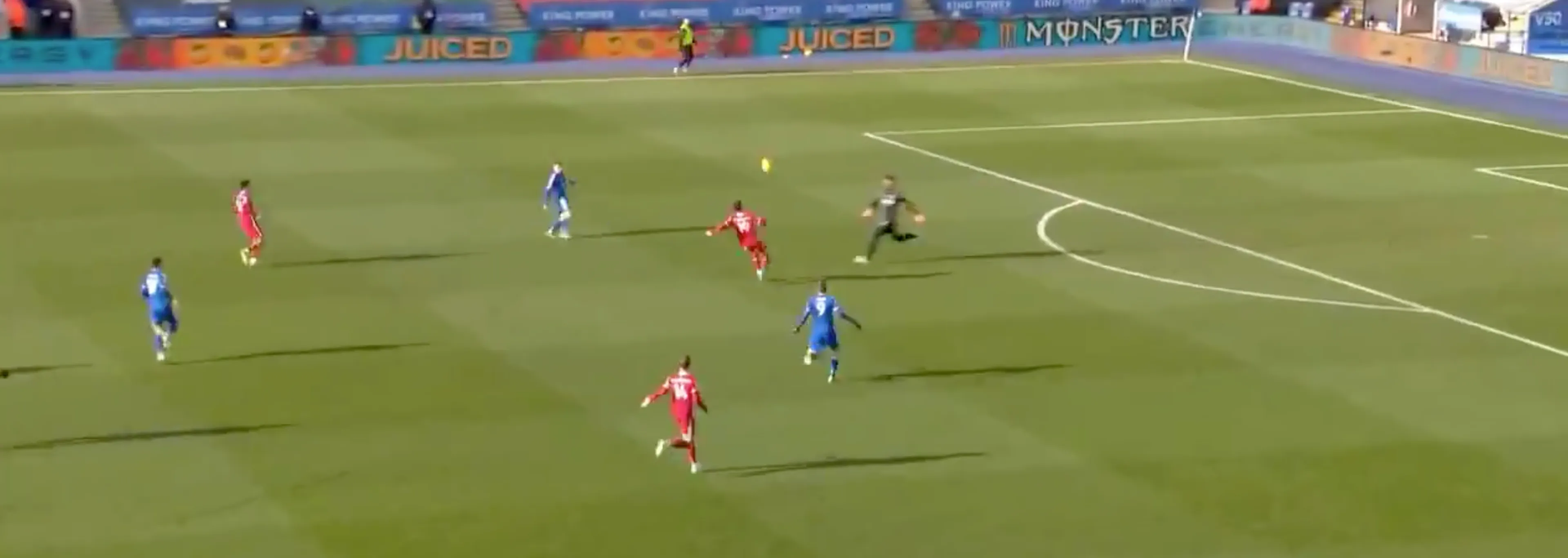 Vardy zet Leicester op voorsprong na gruwelijke blunder Becker