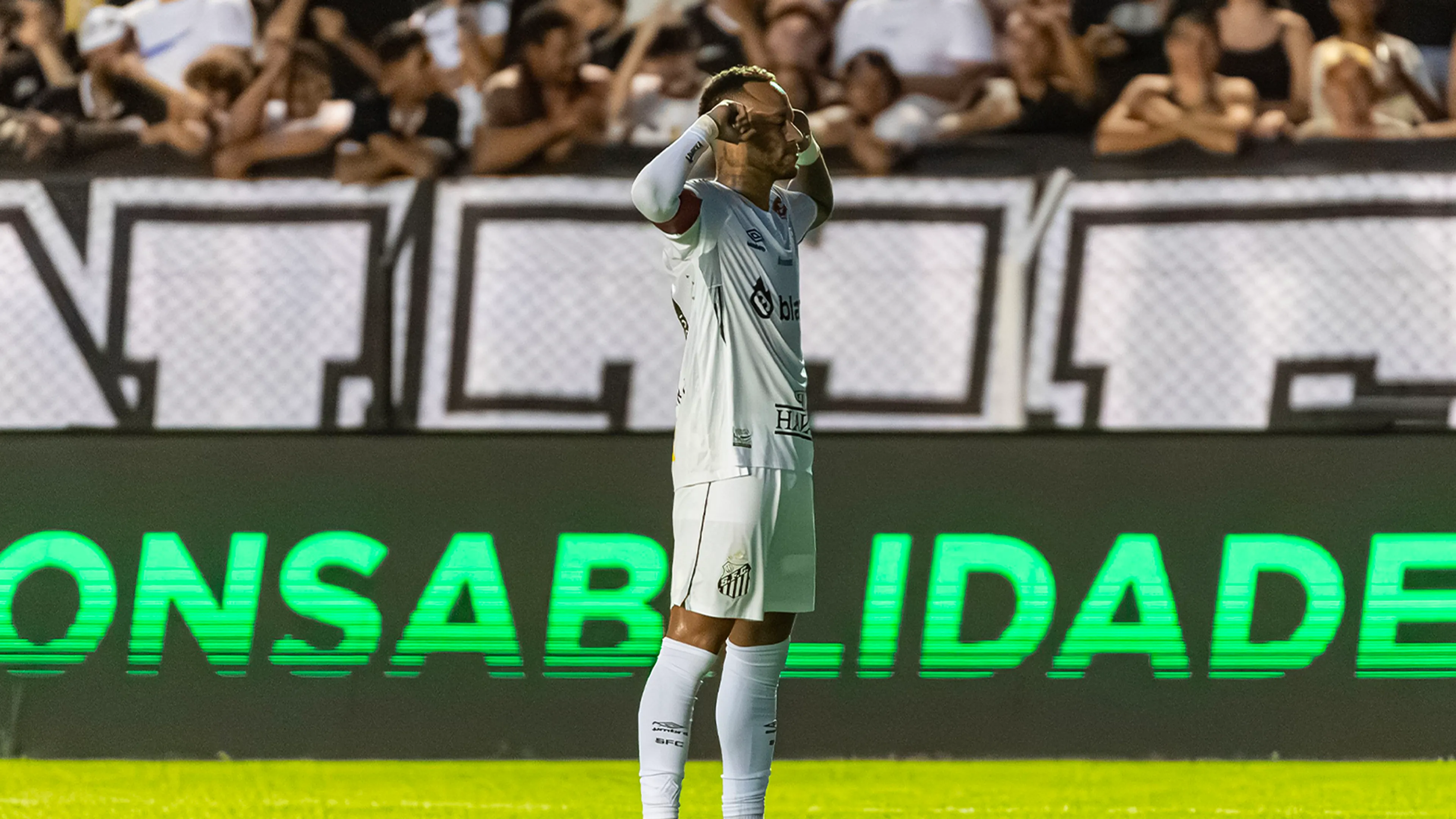 Video: Neymar draait corner in één keer het doel in en draagt doelpunt op aan Memphis