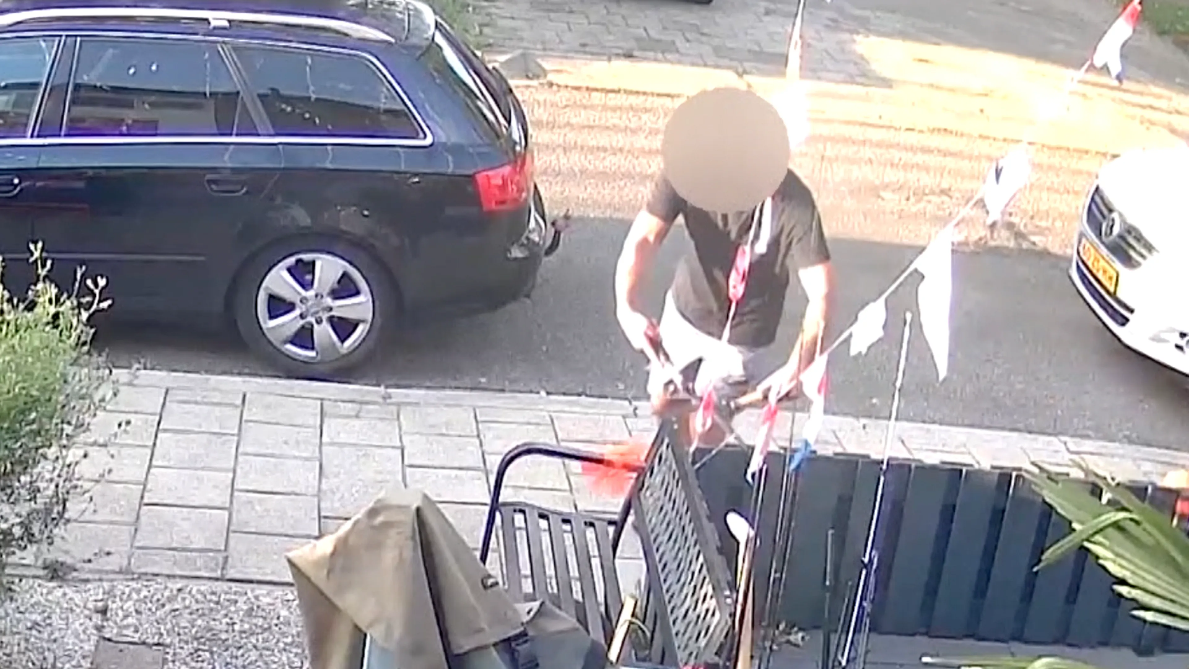 Video: Man knipt vlaggetjes door met heggenschaar na uitschakeling Oranje op WK