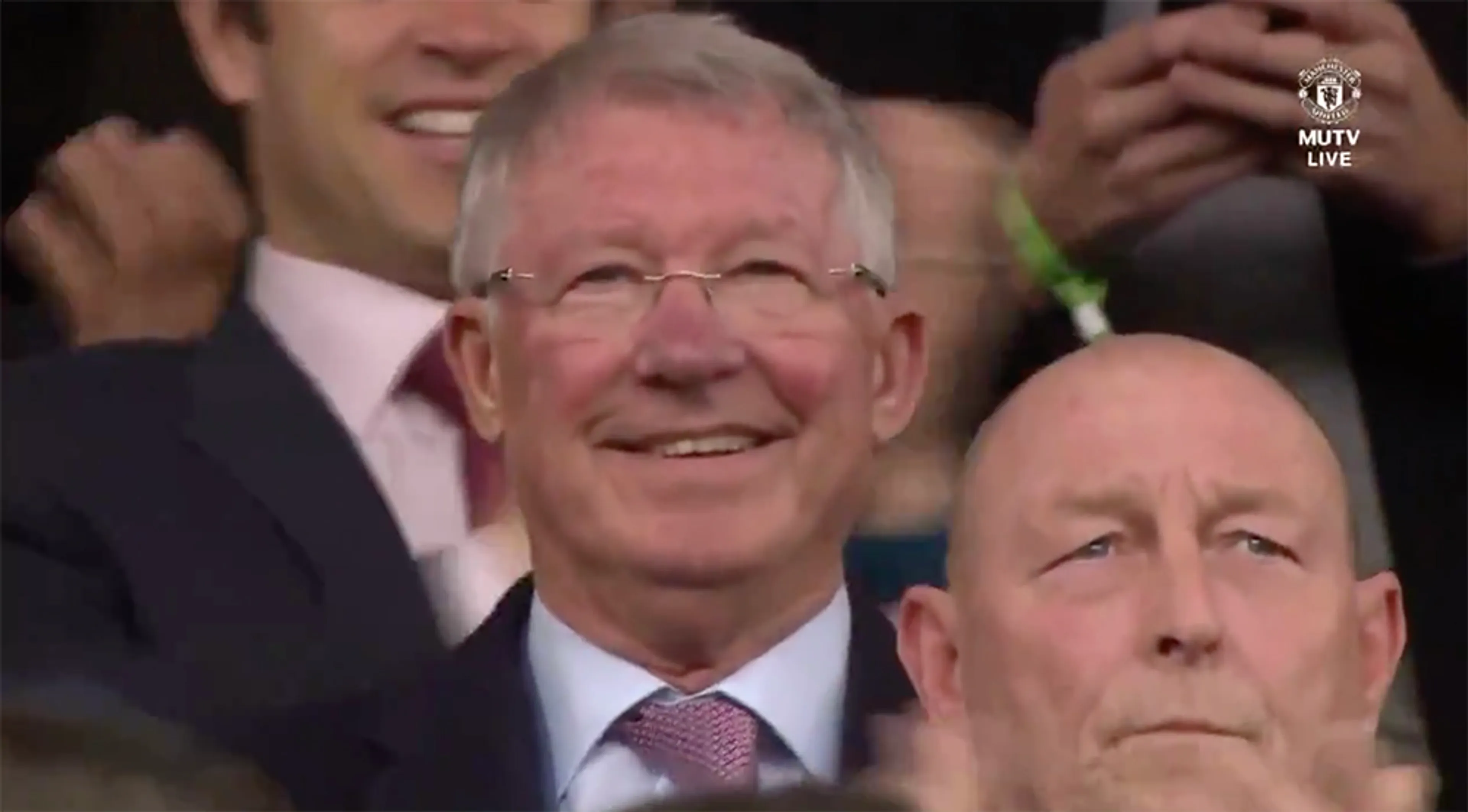 Manchester United-fans geven Sir Alex Ferguson prachtig onthaal 