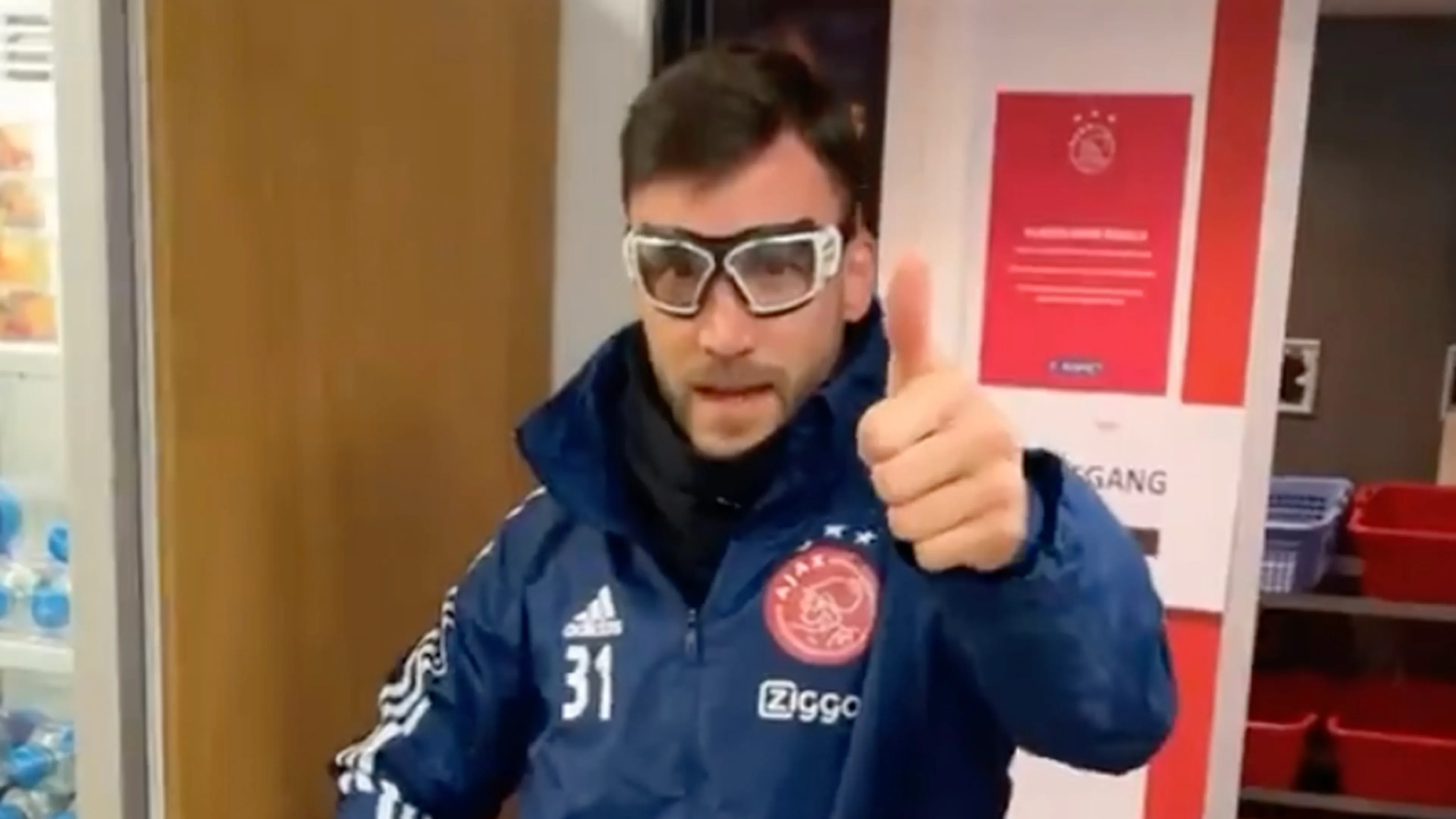 Tagliafico verschijnt met Davids-bril op training Ajax