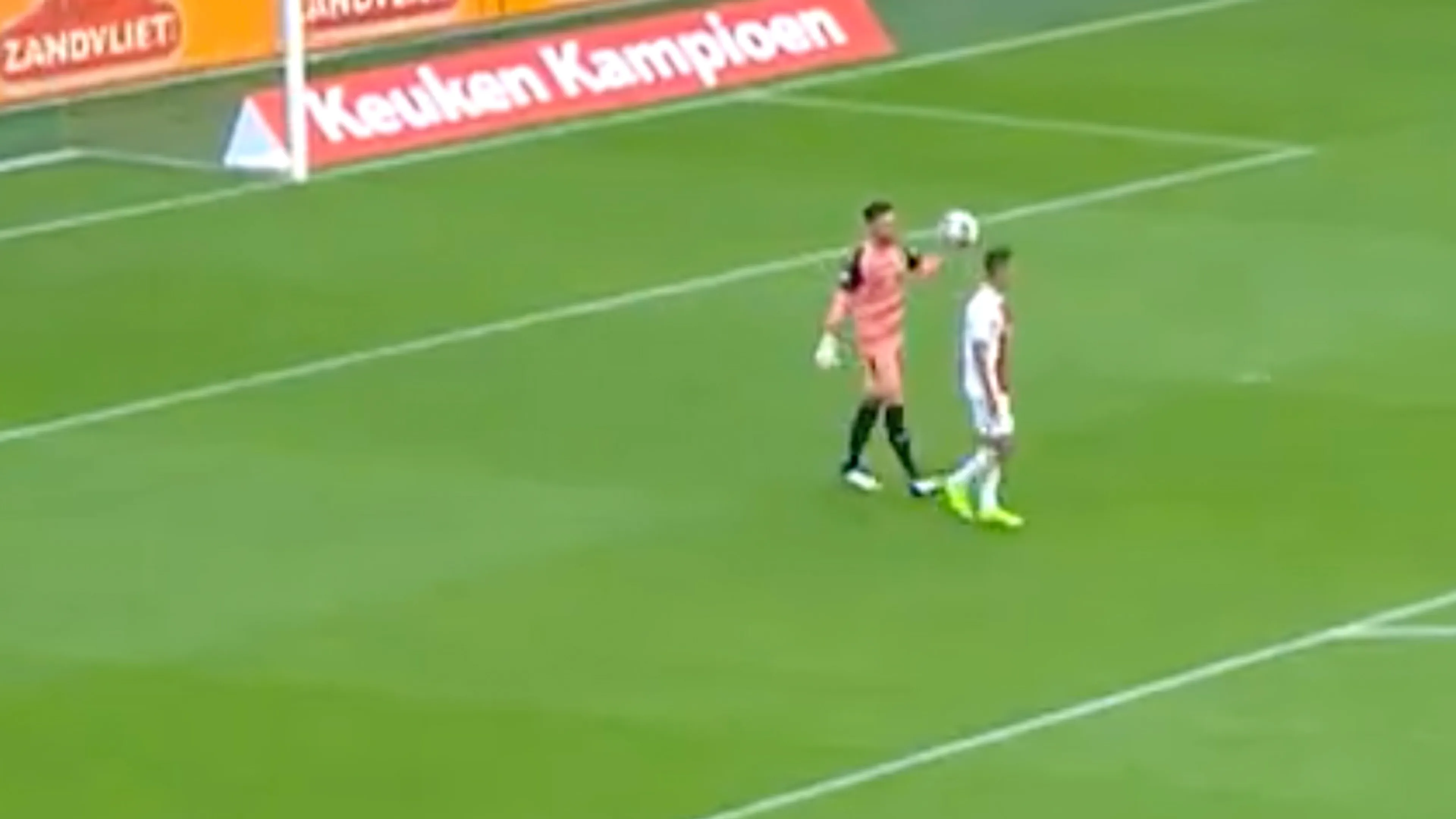 BIZAR: ADO-keeper pijnlijk in de fout tegen Jong Ajax, Jensen mist voor leeg doel
