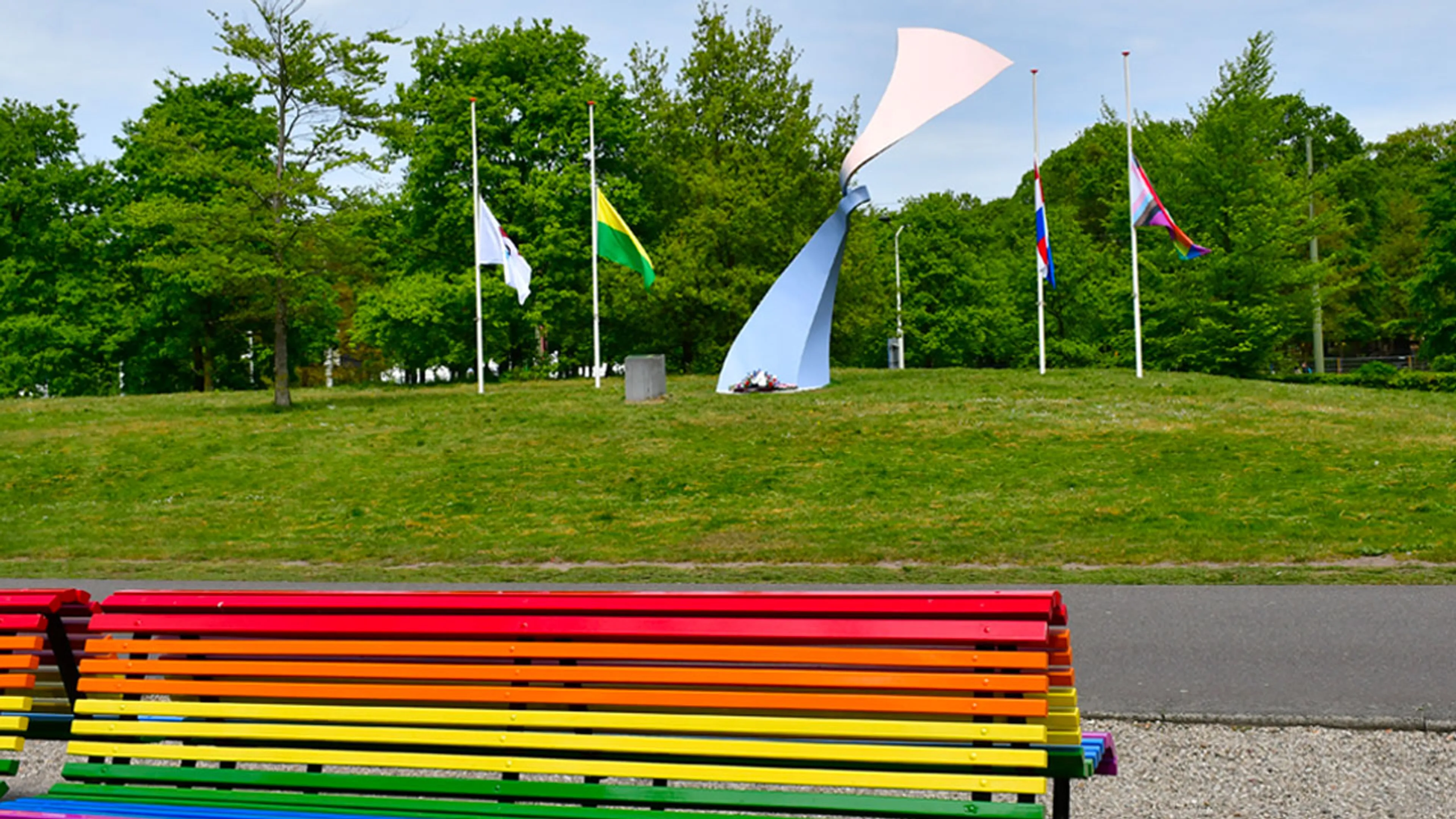 Homomonument Den Haag beklad met discriminerende teksten
