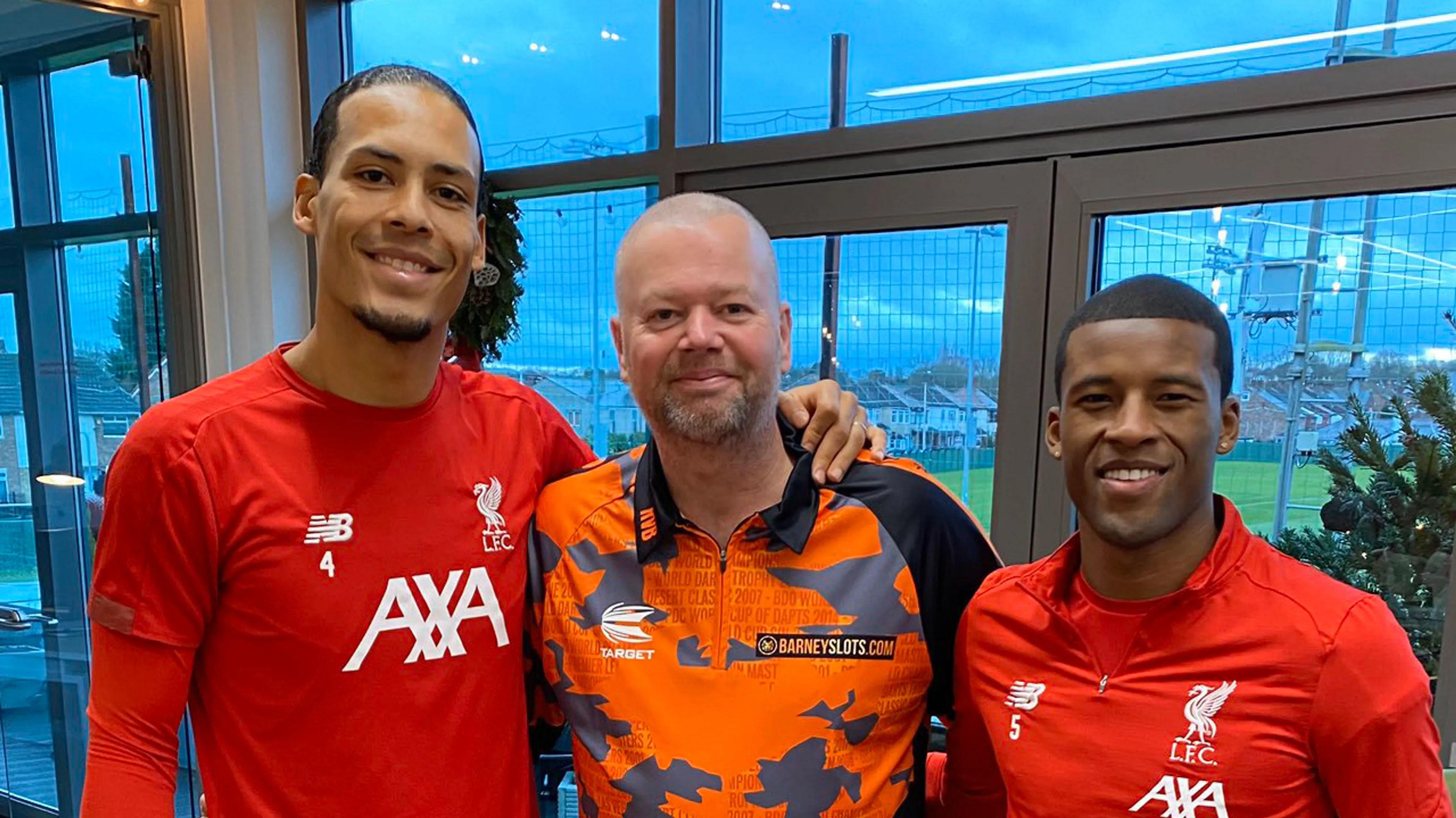 Barney speelt darts met Van Dijk en Wijnaldum bij Liverpool