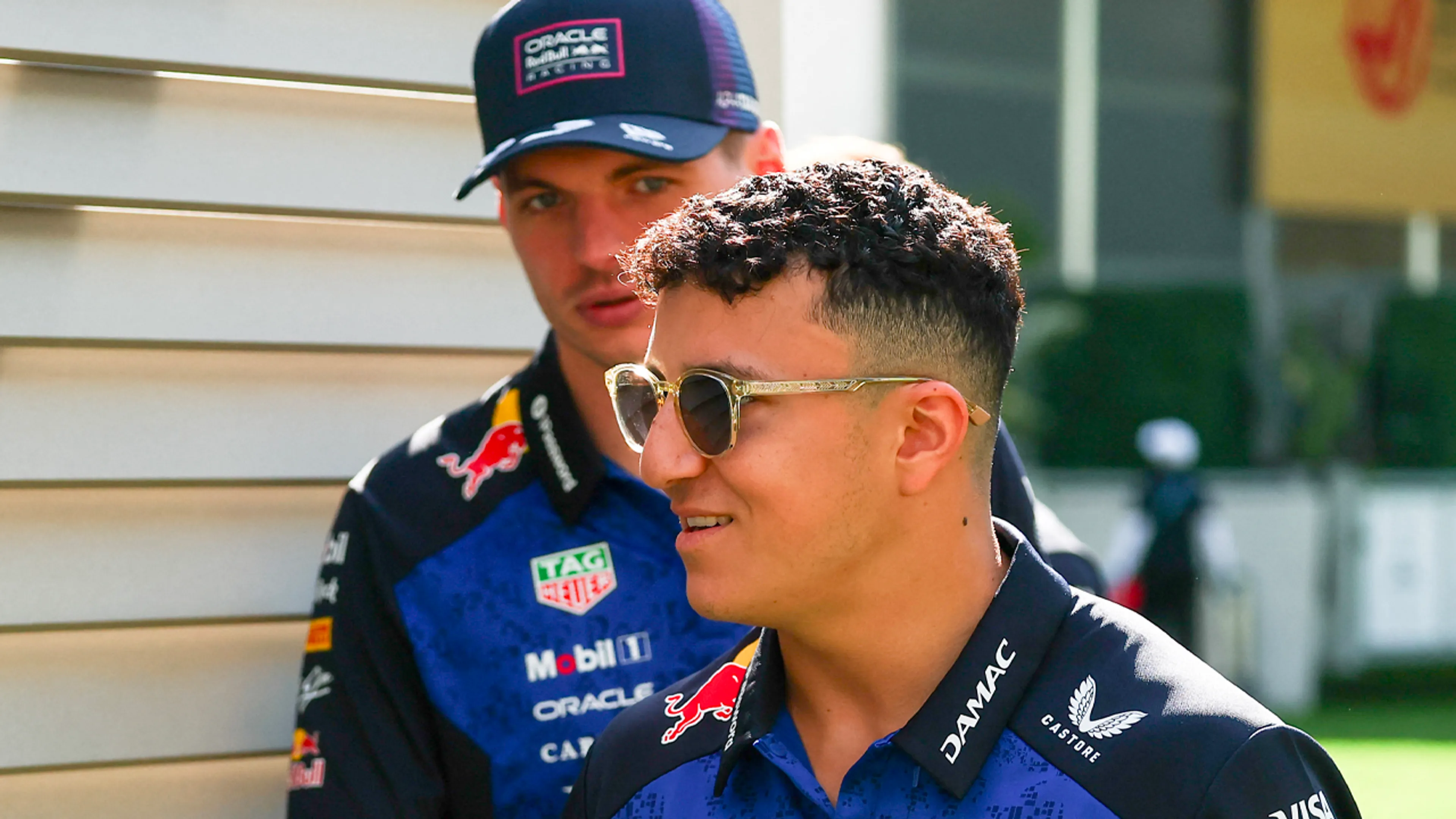 Teamgenoot Verstappen gediskwalificeerd: Hadjar start vanaf laatste plek in GP van Miami 
