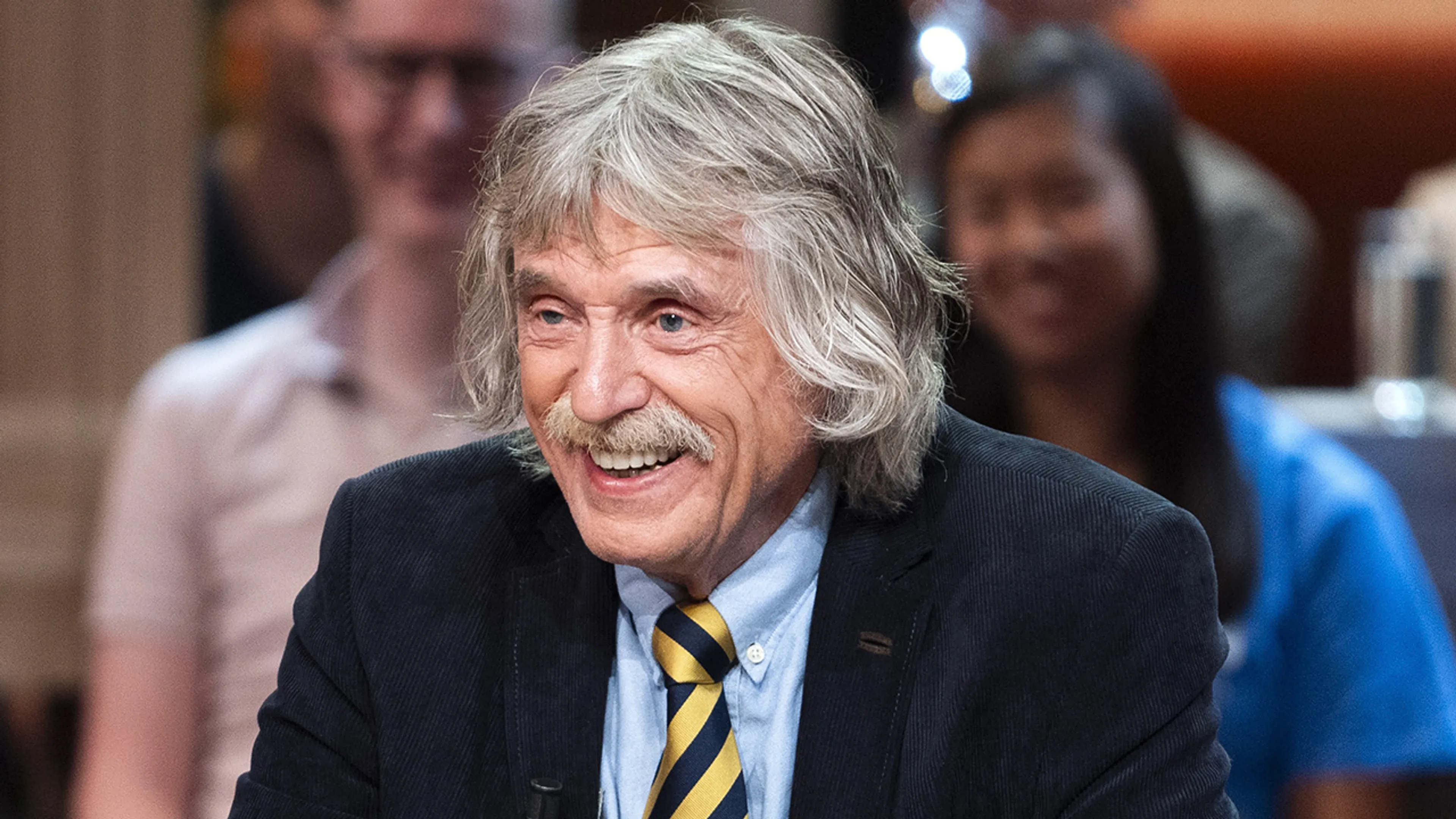Johan Derksen prijst nieuwe tafelgast: 'Als ze er drie keer zit, is ze one of the guys!'