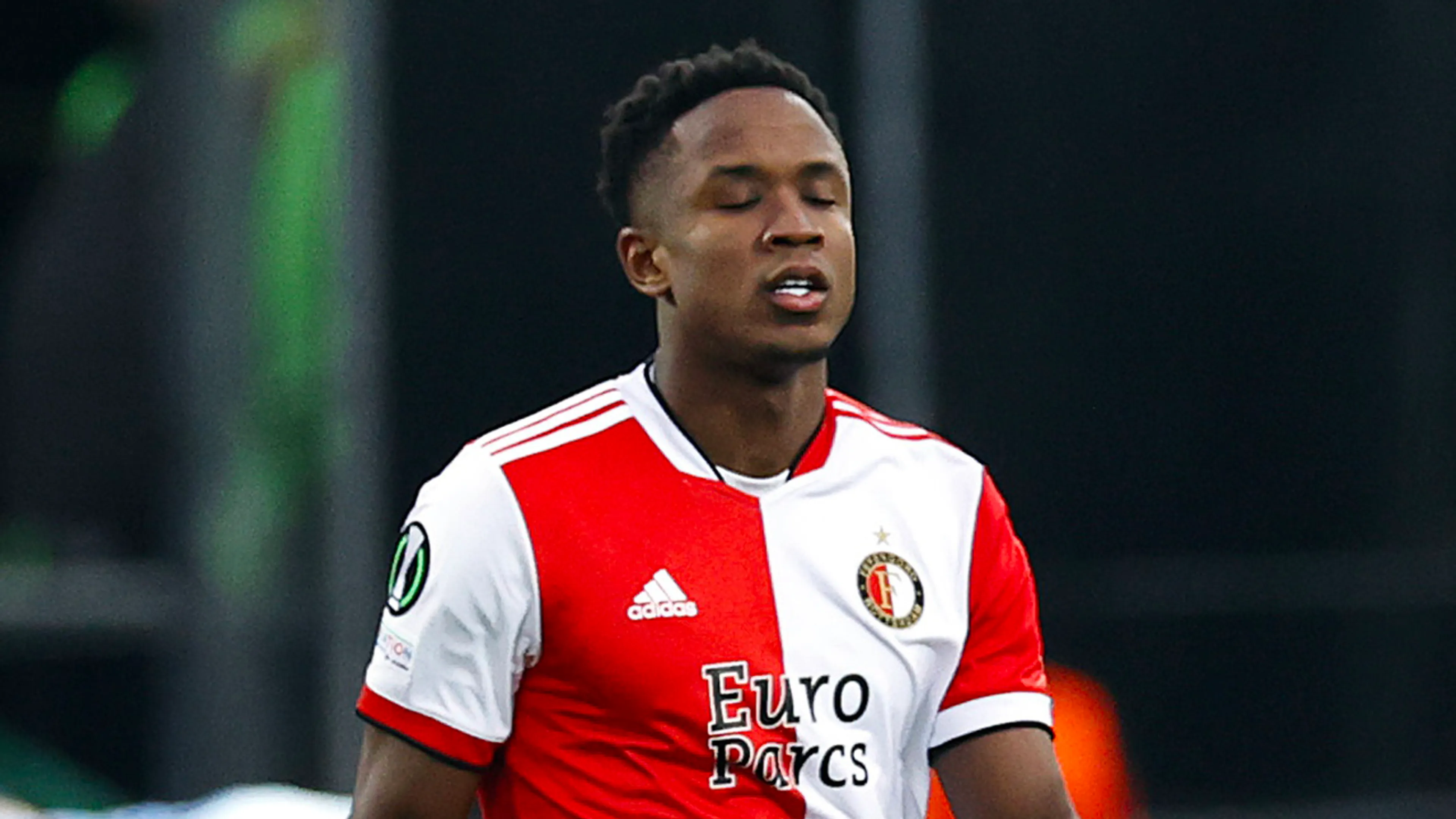 Feyenoord verspeelt diep in blessuretijd zege op Slavia Praag