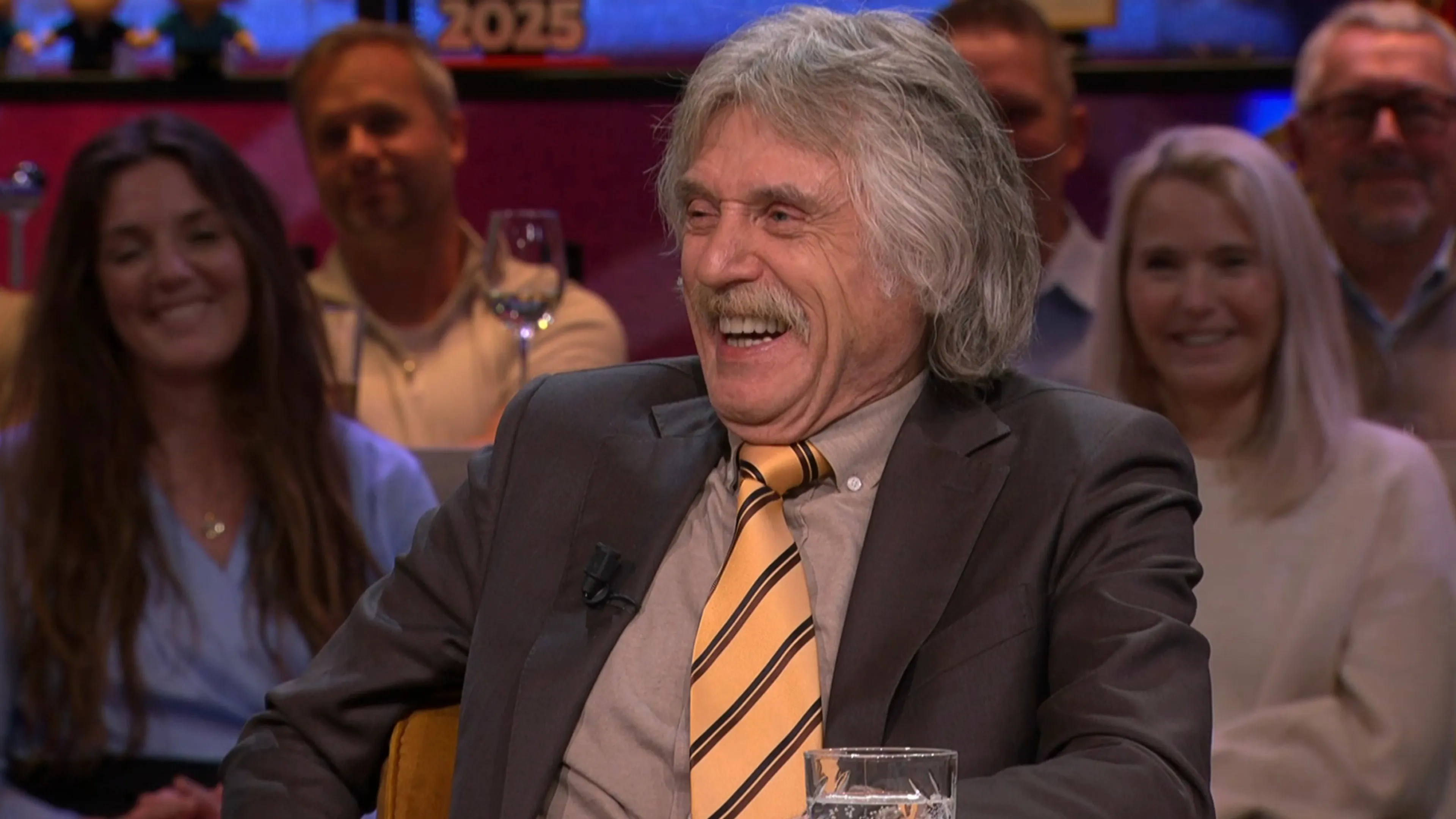 Johan Derksen trof zijn vrouw thuis huilend aan: 'Zo slecht is ons huwelijk toch ook weer niet?!'