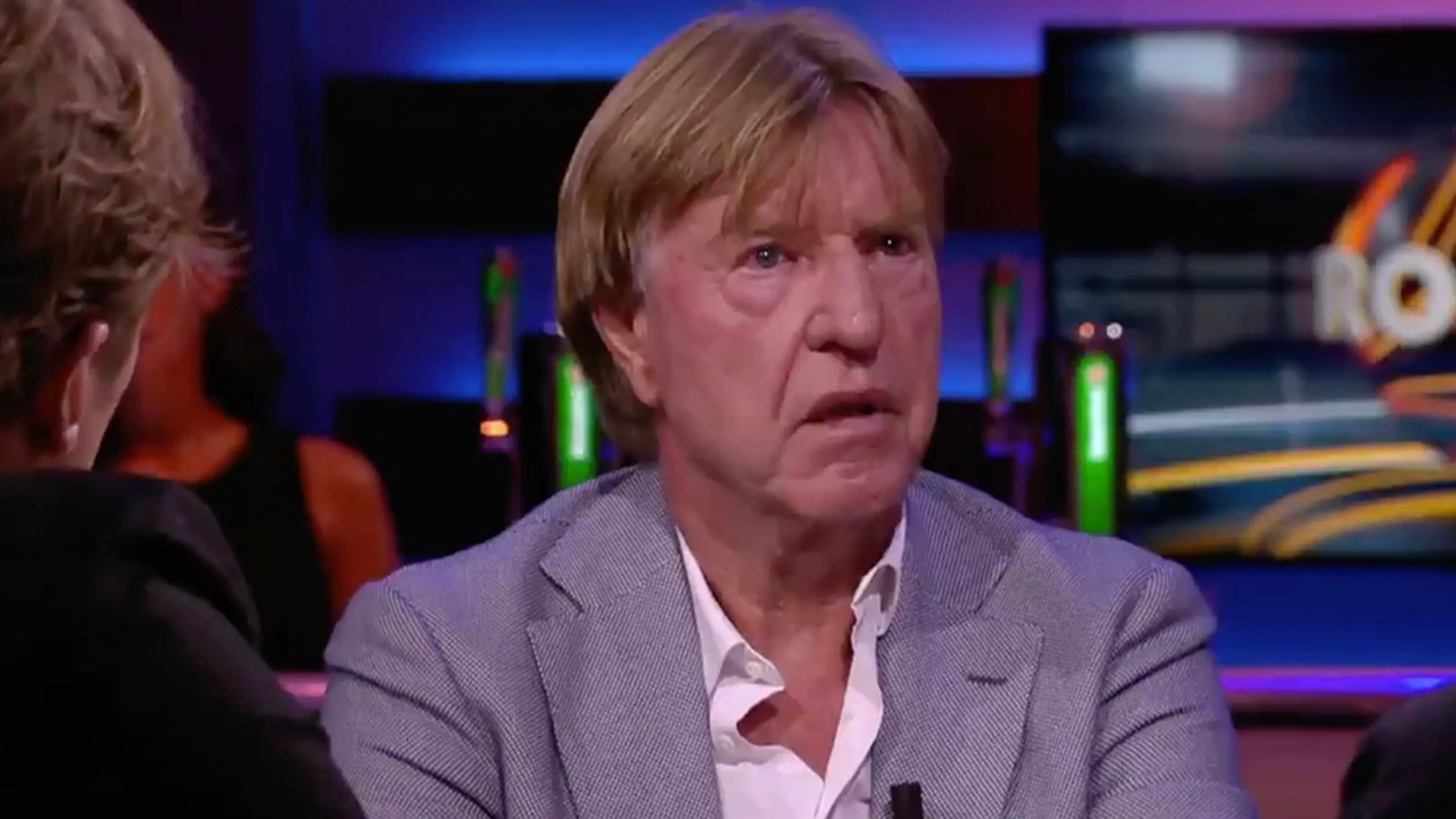 Aad de Mos zichtbaar emotioneel na horen nieuws Wim Suurbier 