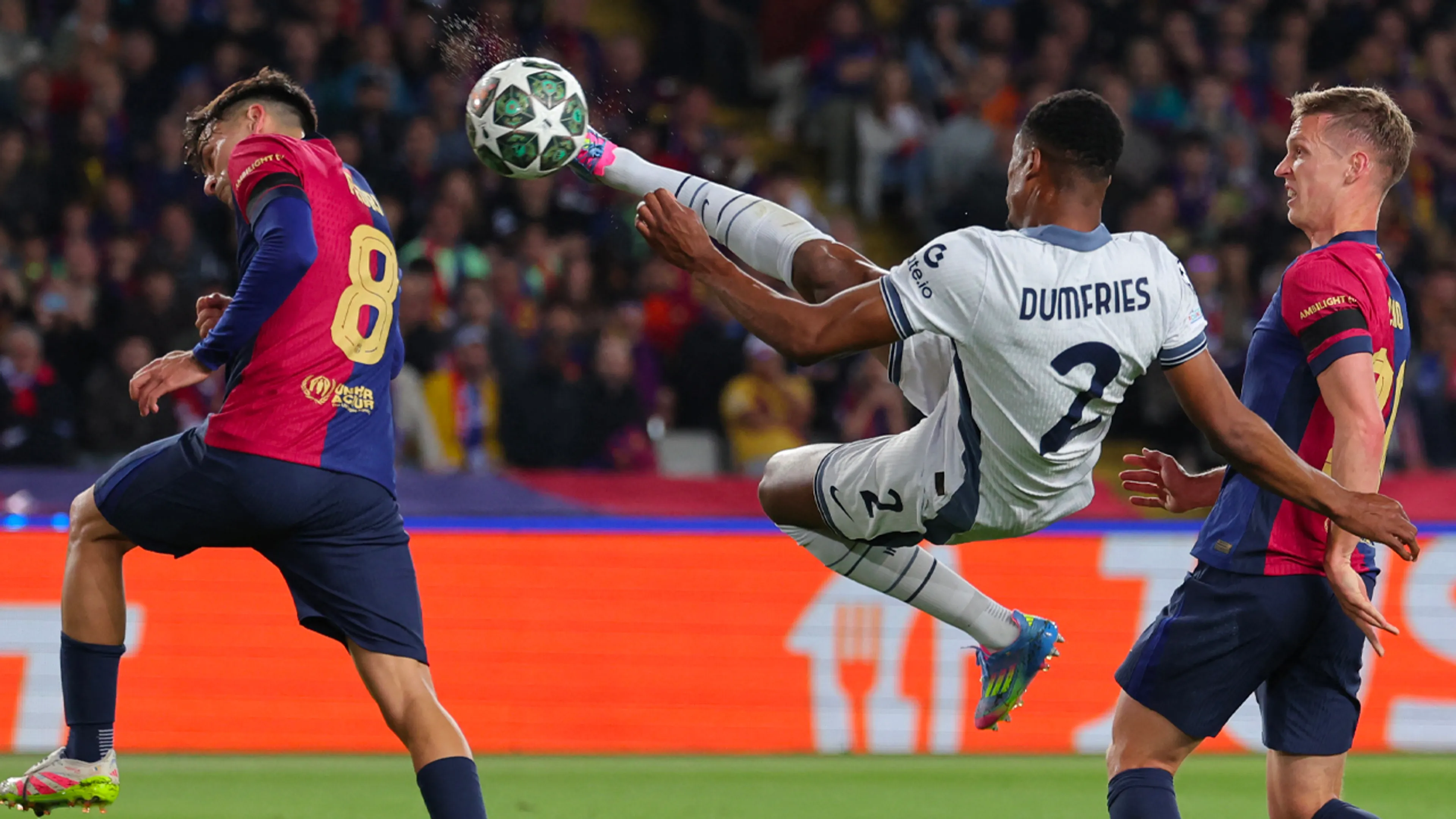 In beeld: de weergaloze wedstrijd van Denzel Dumfries tegen FC Barcelona