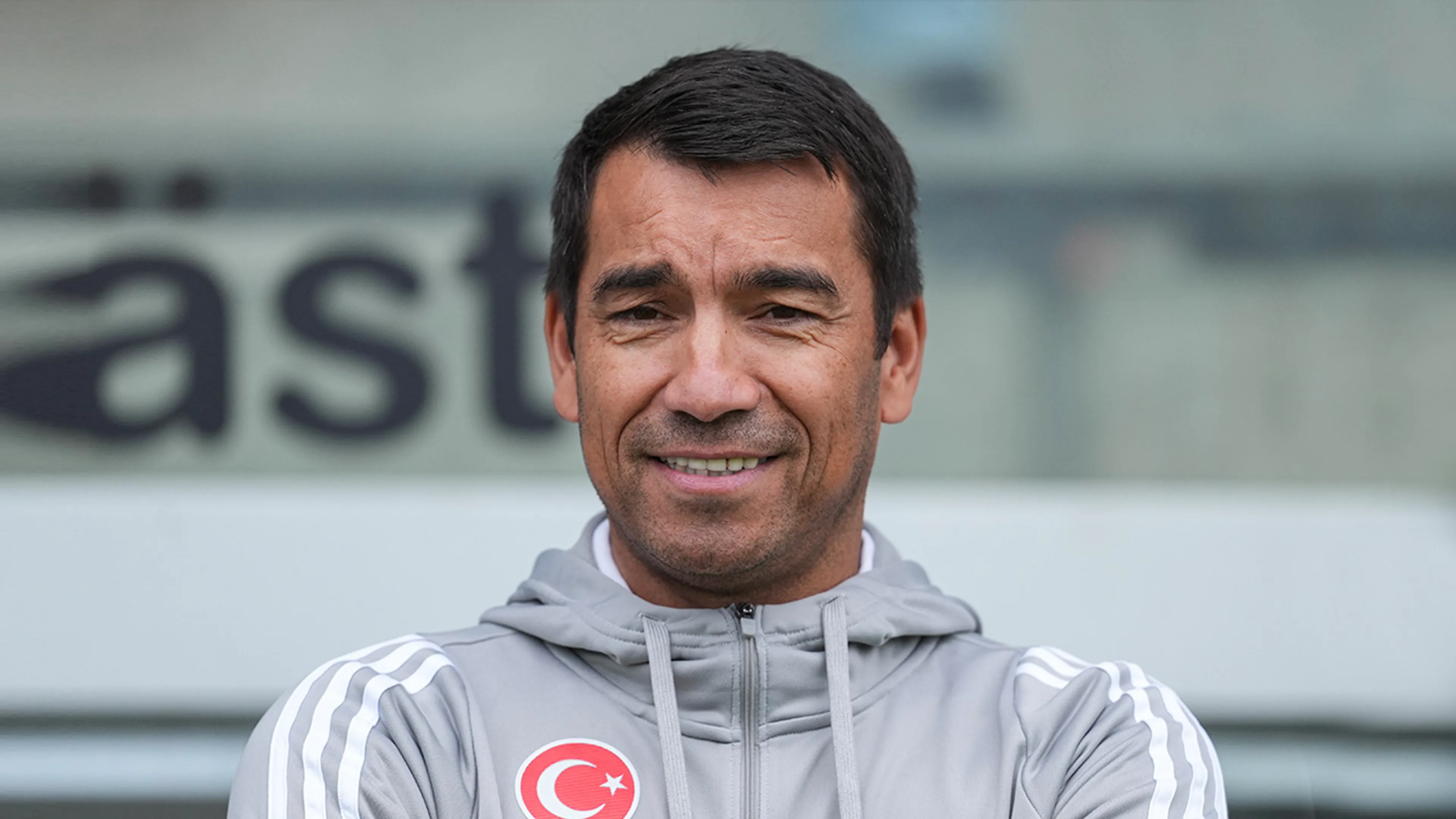 Besiktas wint ruim van Galatasaray: Giovanni van Bronckhorst heeft eerste prijs binnen