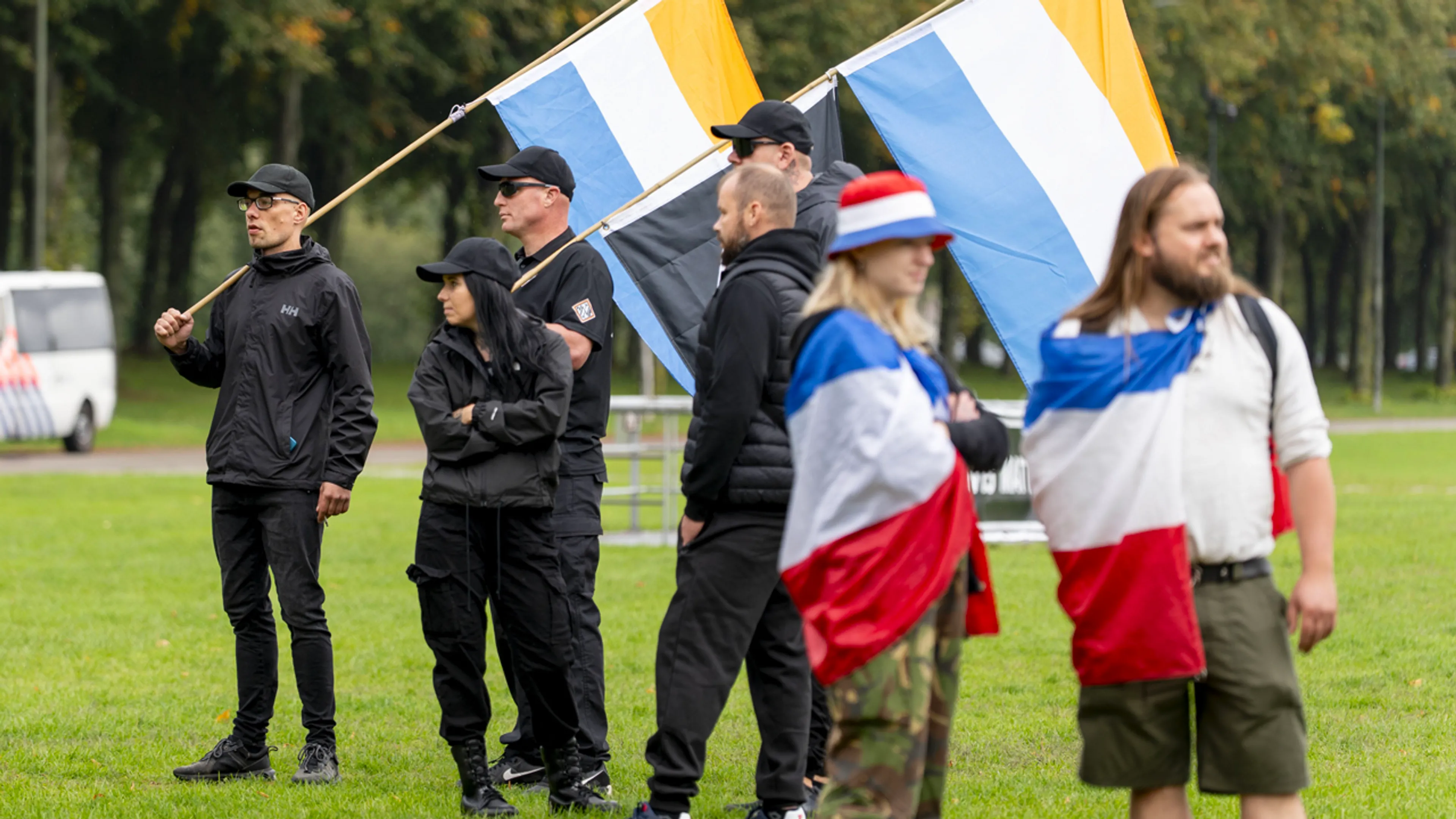 Honderden mensen verzamelen zich op Malieveld voor 'Wij zijn het volk'-demonstratie