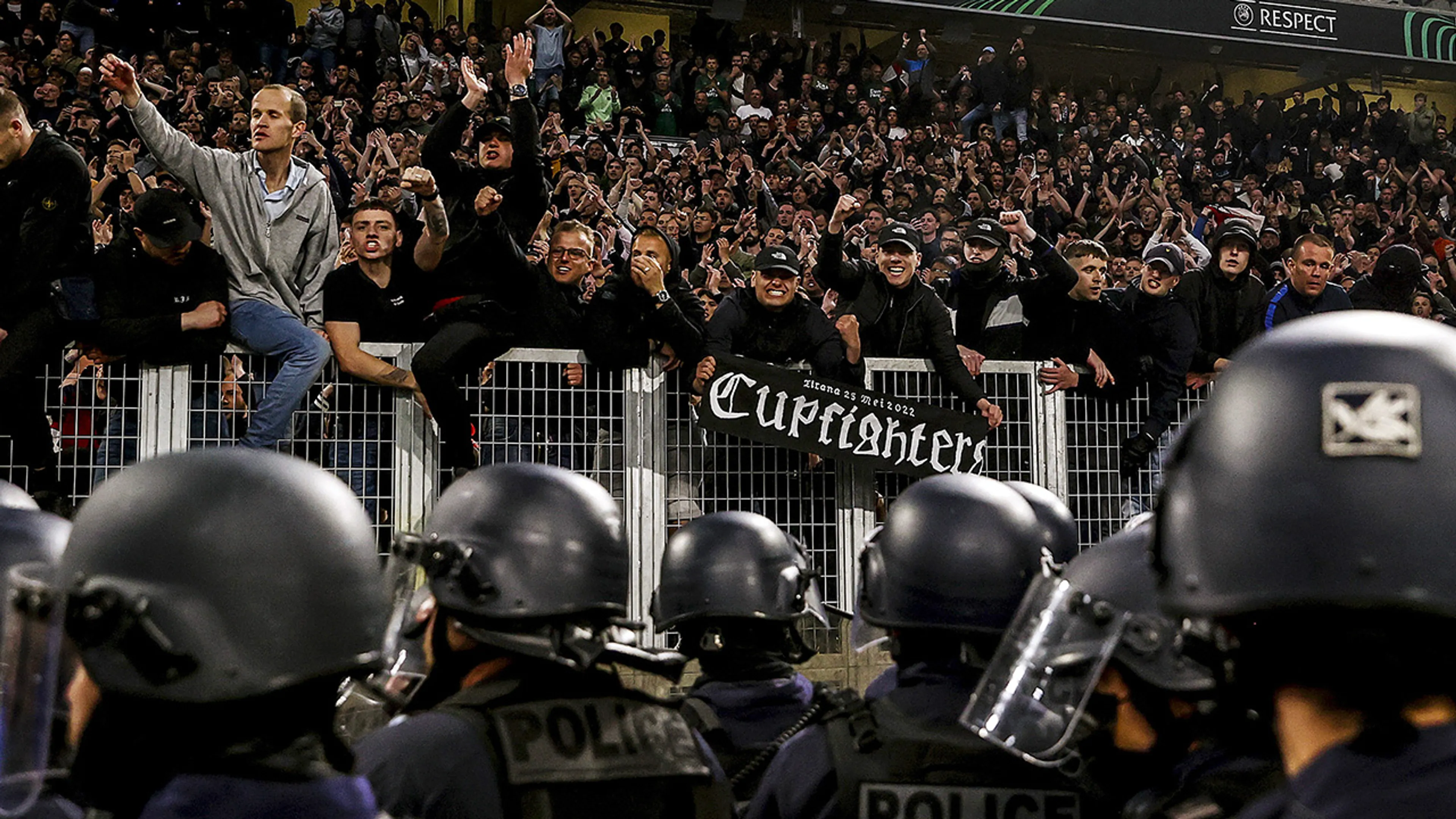 Feyenoord-fans in Tirana gewaarschuwd: politie treedt streng op tegen misdragingen