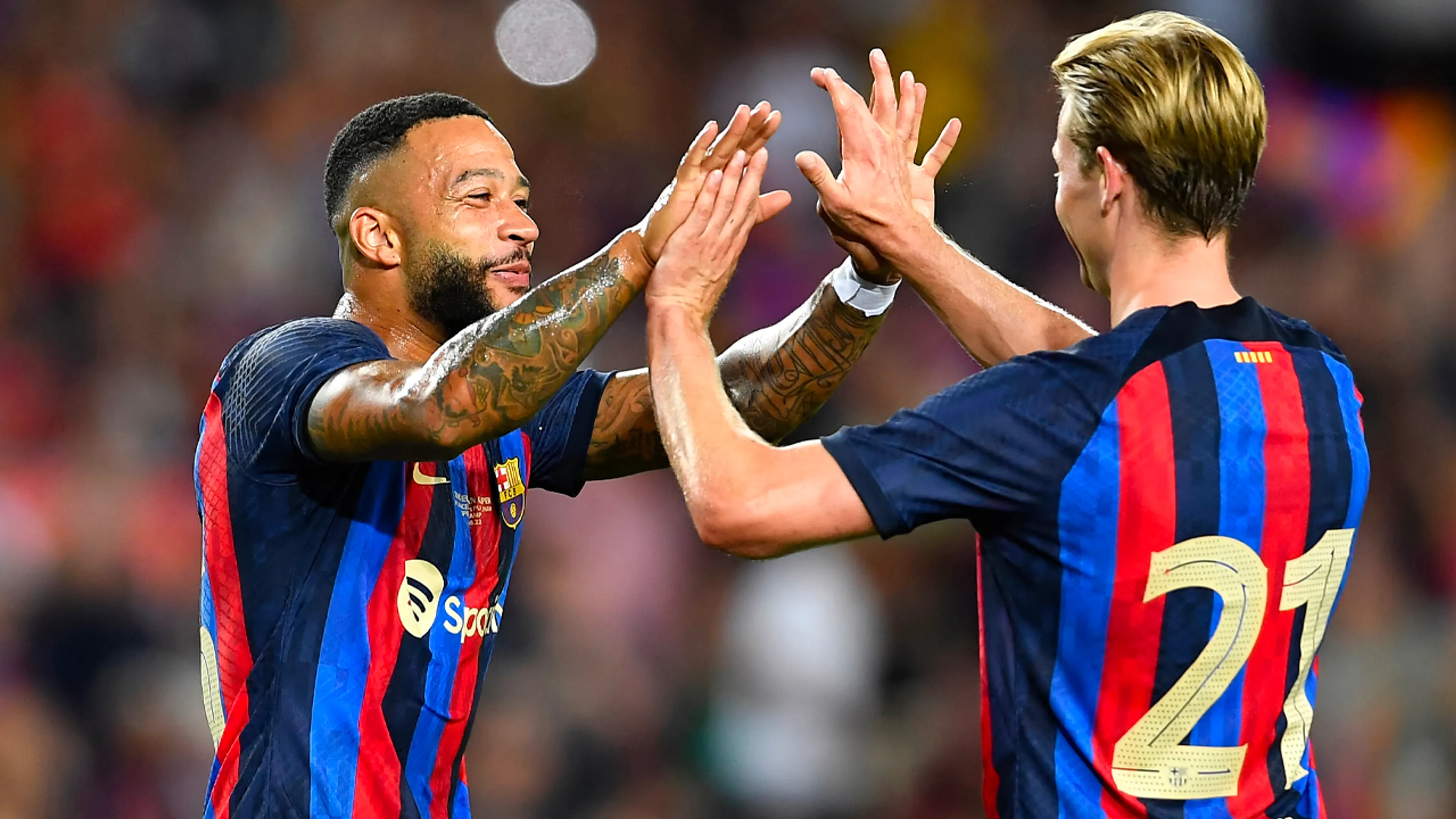 Spaanse media zien stralende Frenkie en Memphis: 'Wil Barça echt van hun af?'