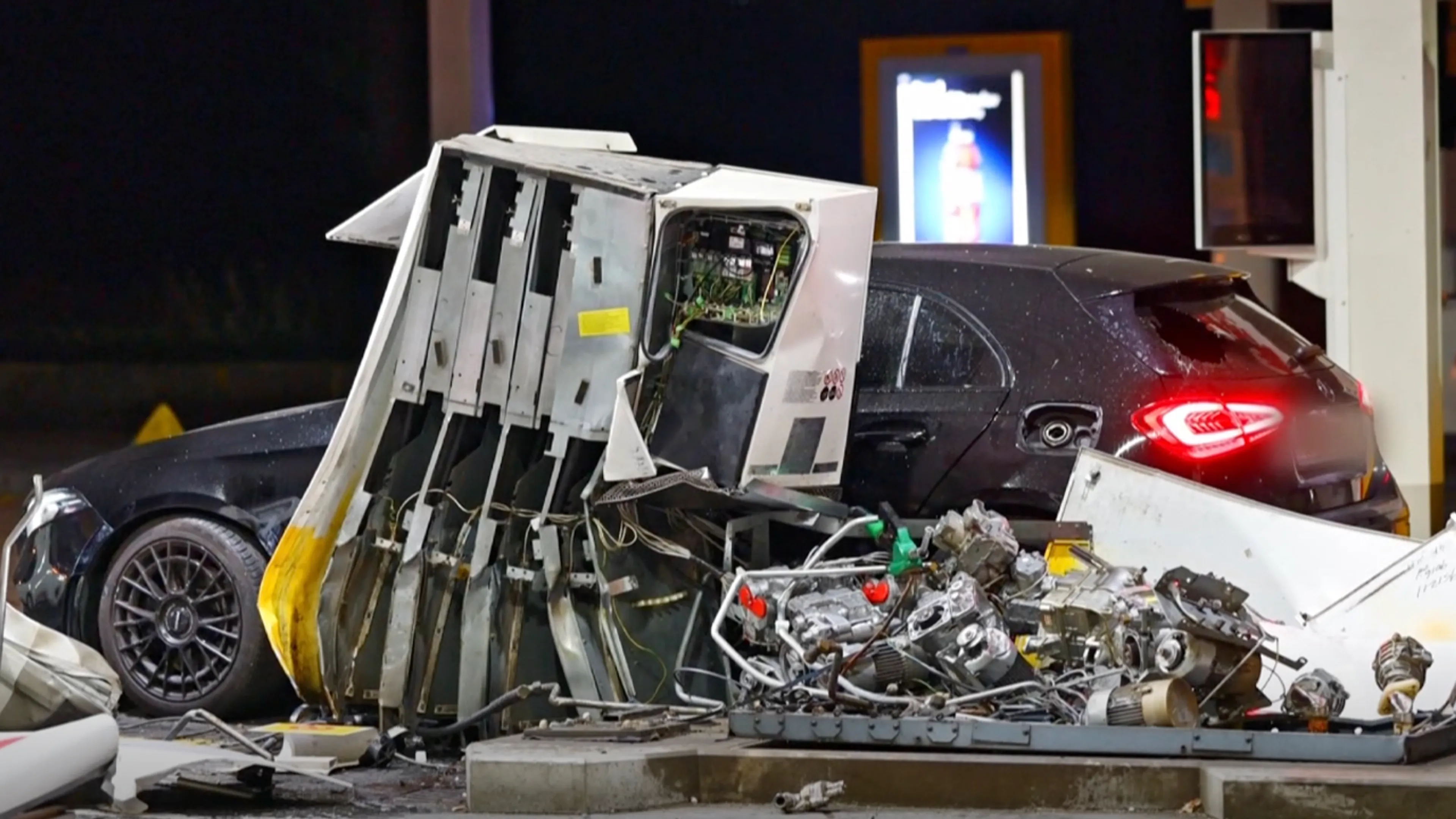 Automobilist botst onder invloed tegen pomp langs A58 en vlucht