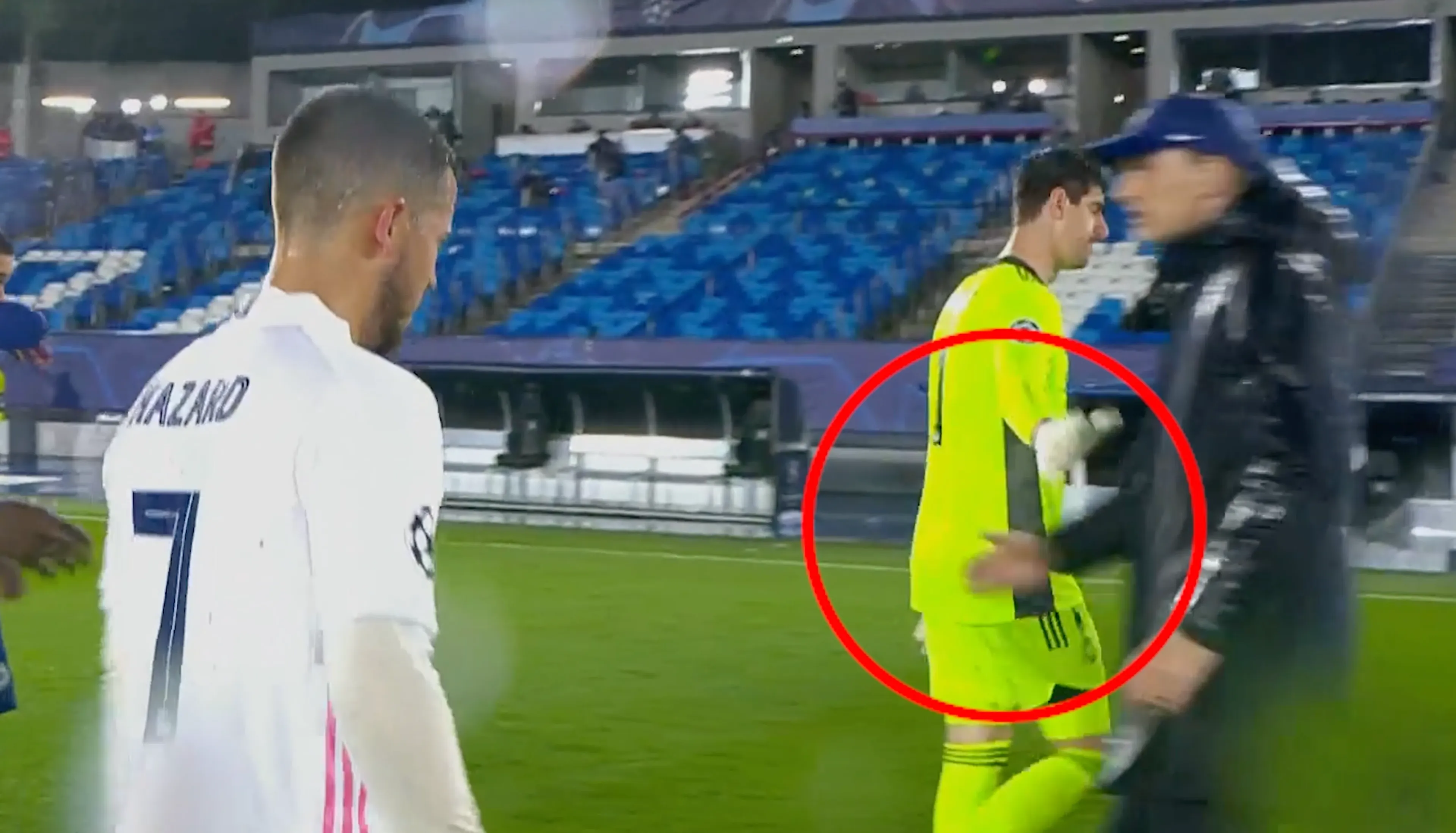 ZIEN: Thomas Tuchel negeert uitgestoken hand van Thibaut Courtois