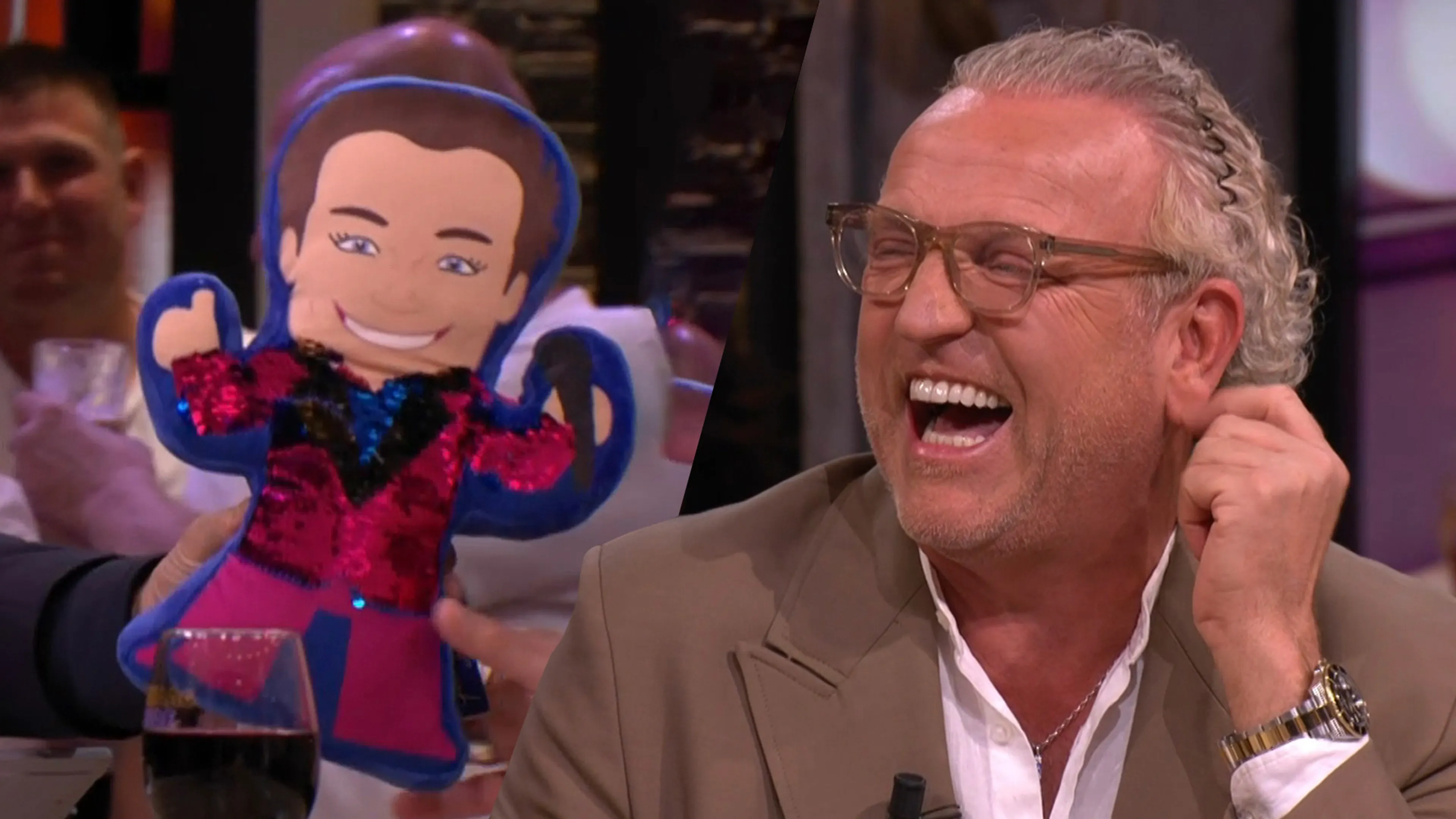 Gordon krijgt Gerard Joling-knuffel overhandigd: ‘Heeft iemand een naald?’