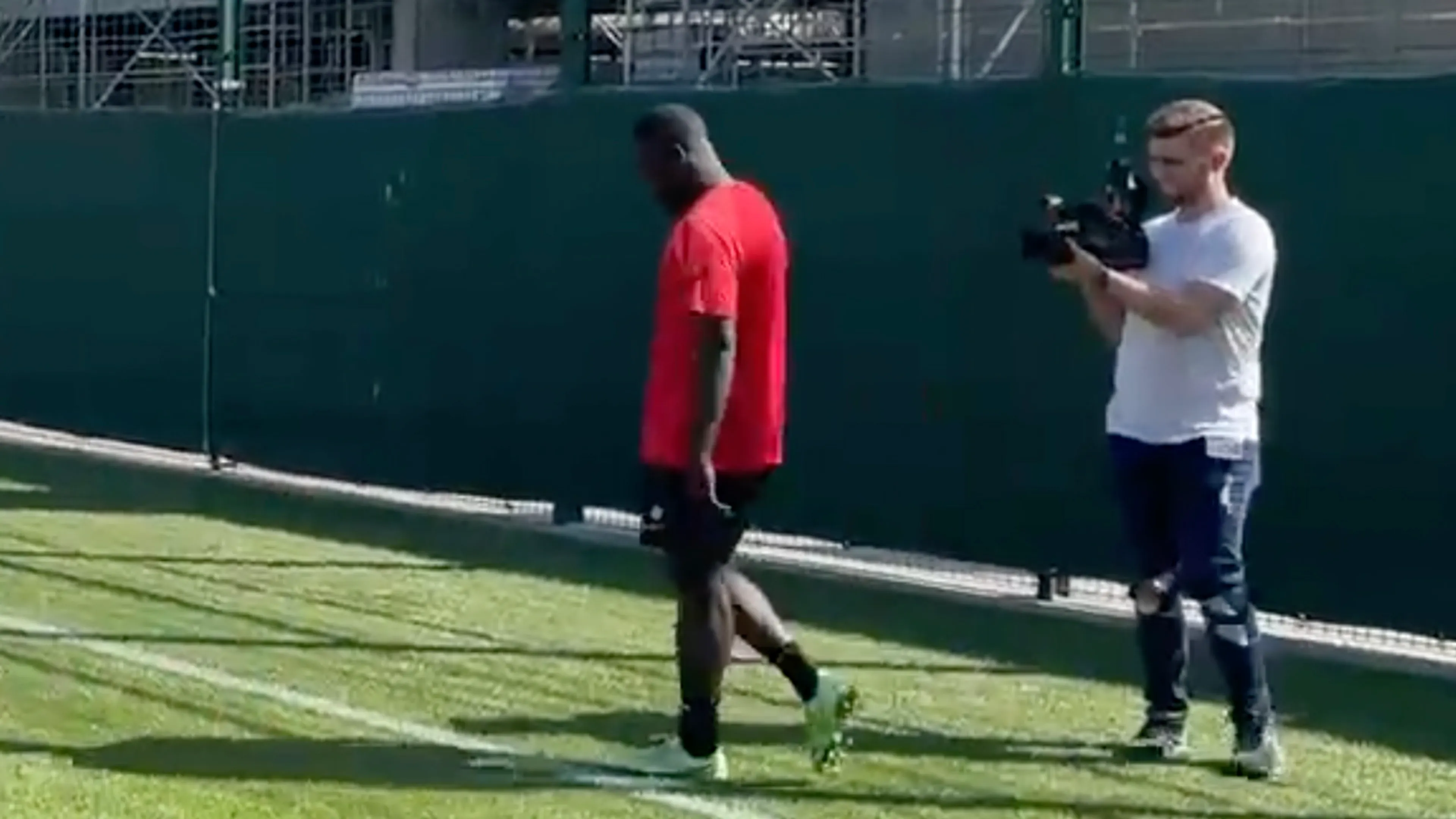 Brobbey met ziel onder arm op trainingsveld RB Leipzig