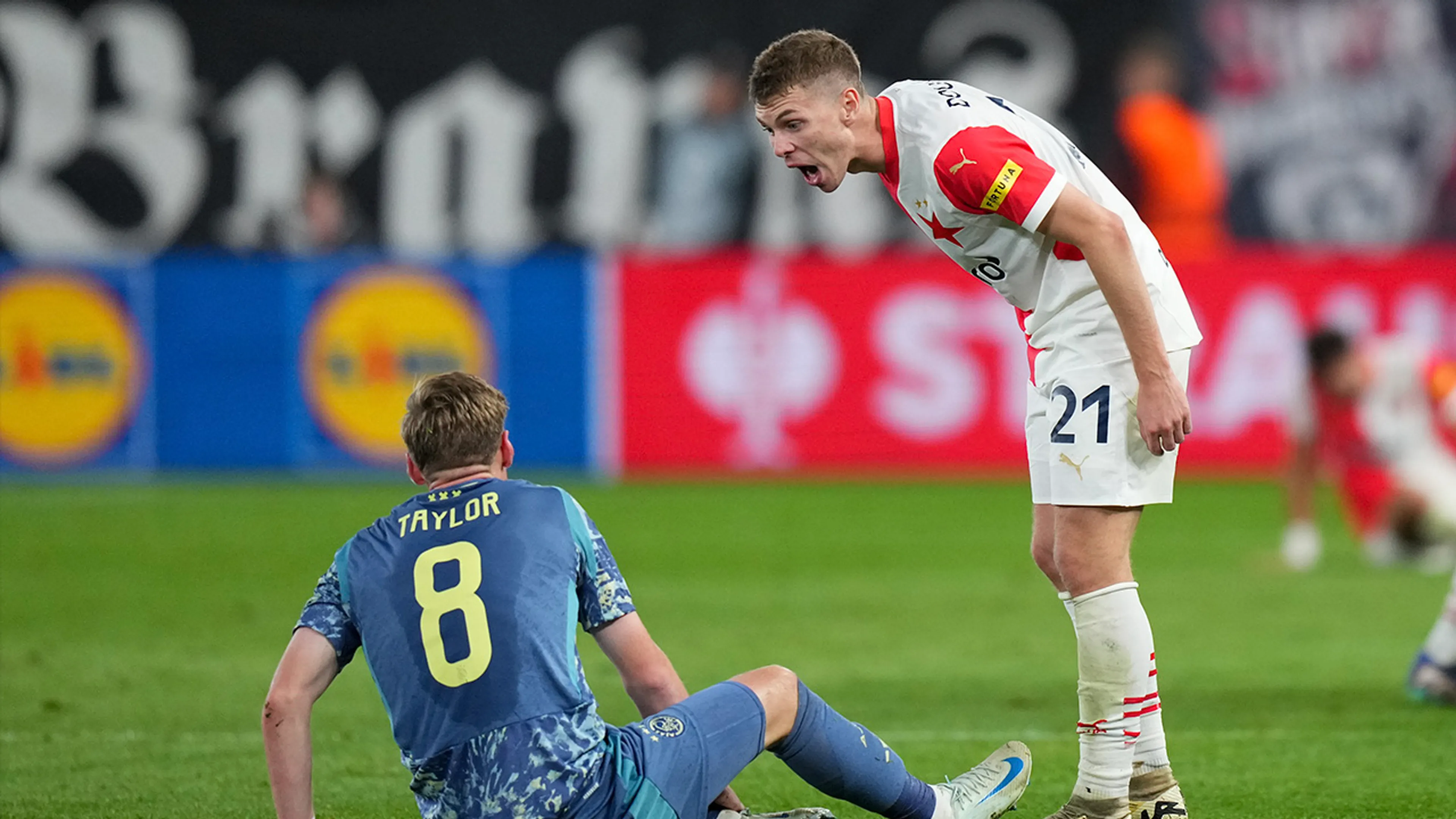 Slavia Praag ergerde zich aan Ajax: 'Ze kwamen hier om op de grond te liggen'