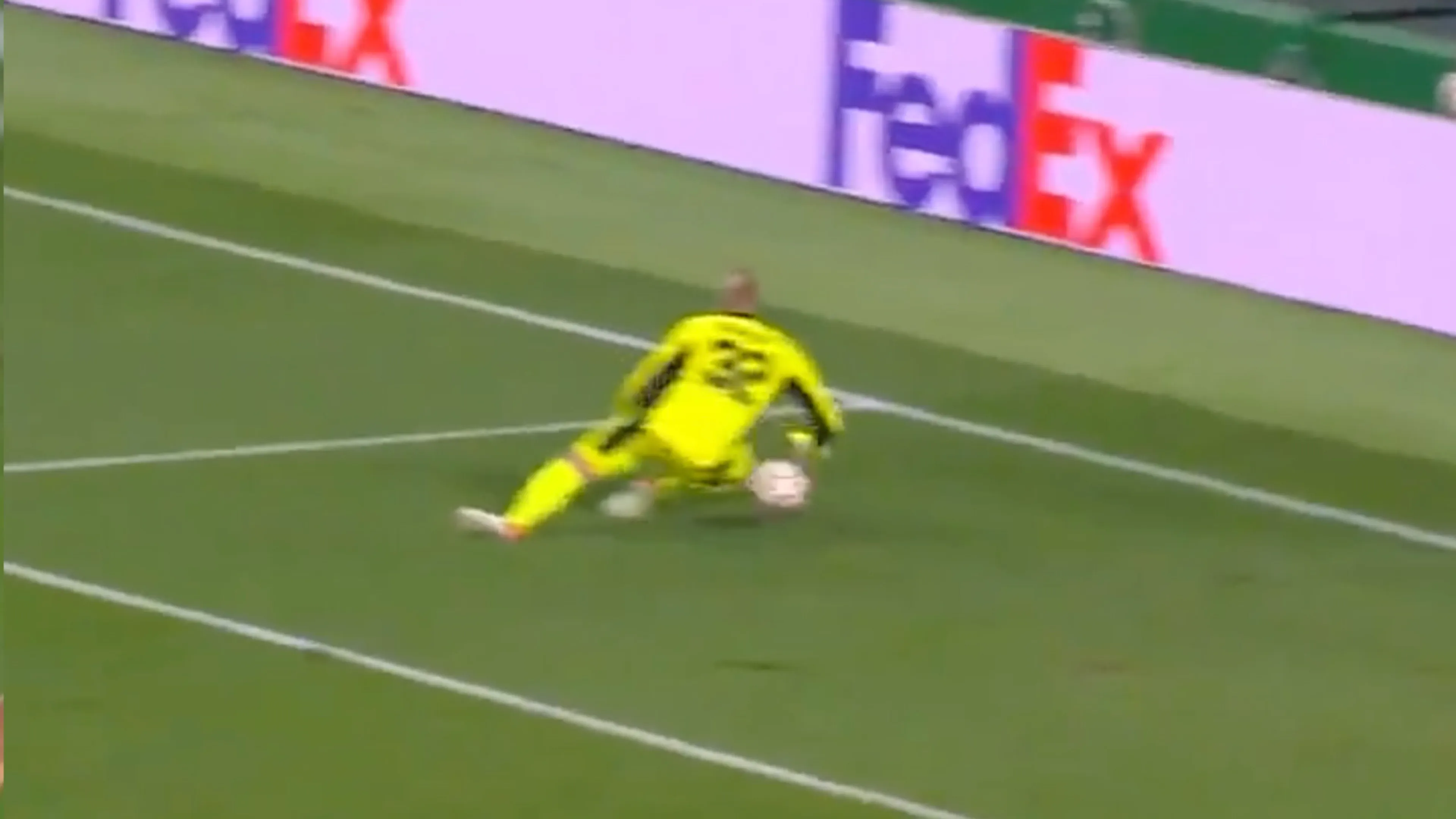 VIDEOGOAL: Blunder Pasveer brengt Sporting terug in de wedstrijd