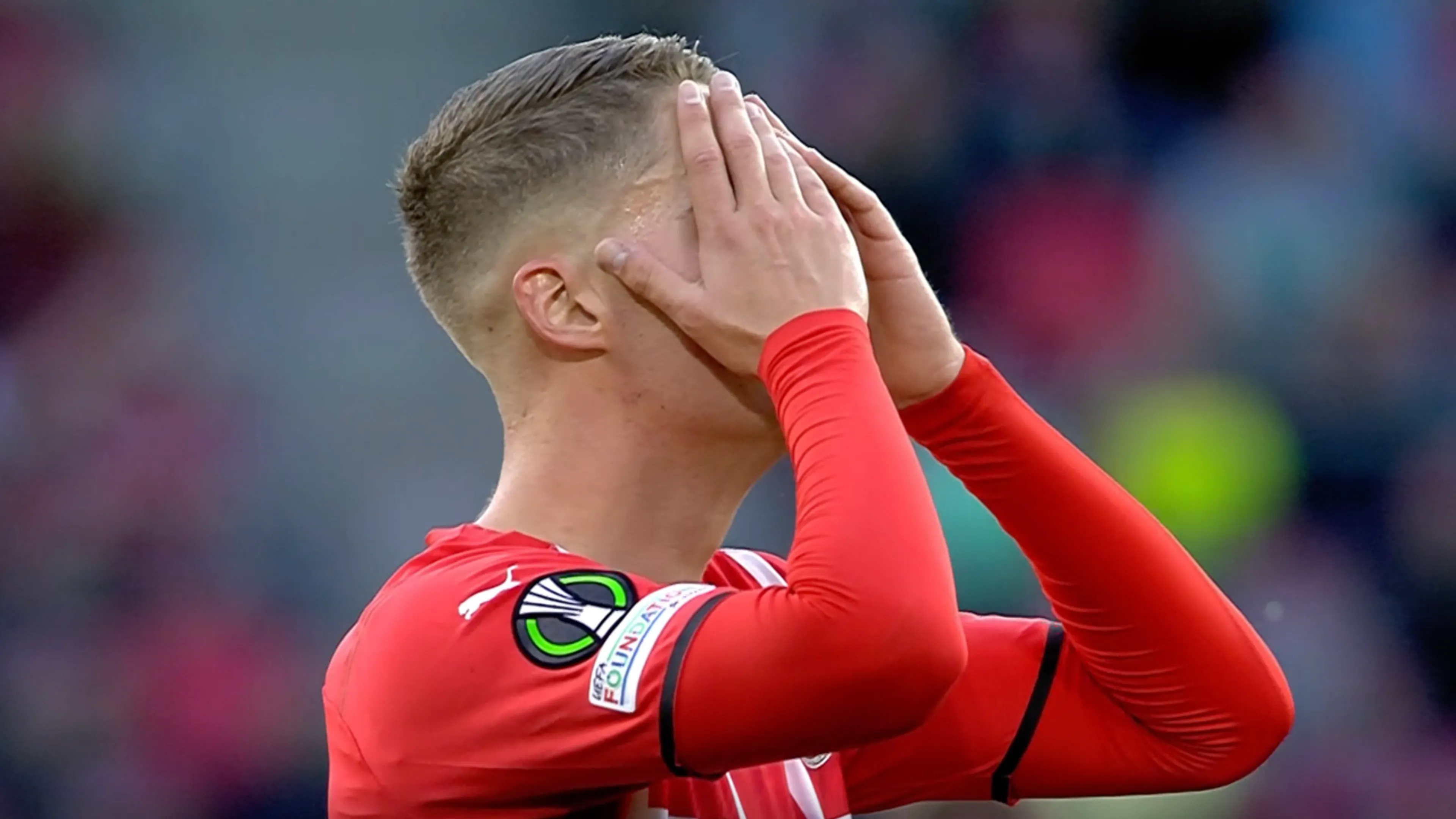 KANS: Schot Veerman wordt aangeraakt en gaat rakelings naast