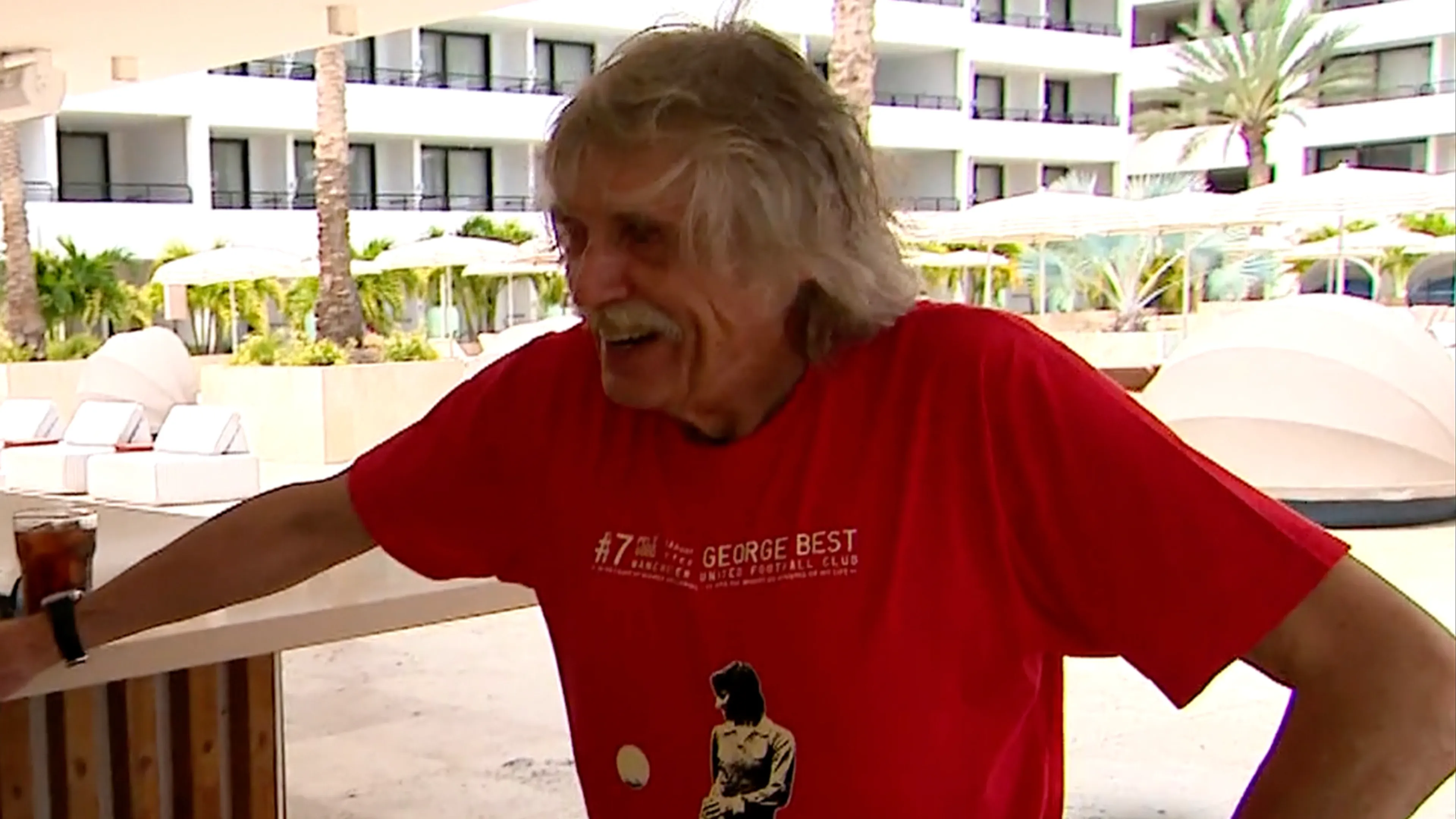 Johan Derksen verschijnt WOEST AANTREKKELIJK in Doordekken: ‘De vrouwen worden gek!’