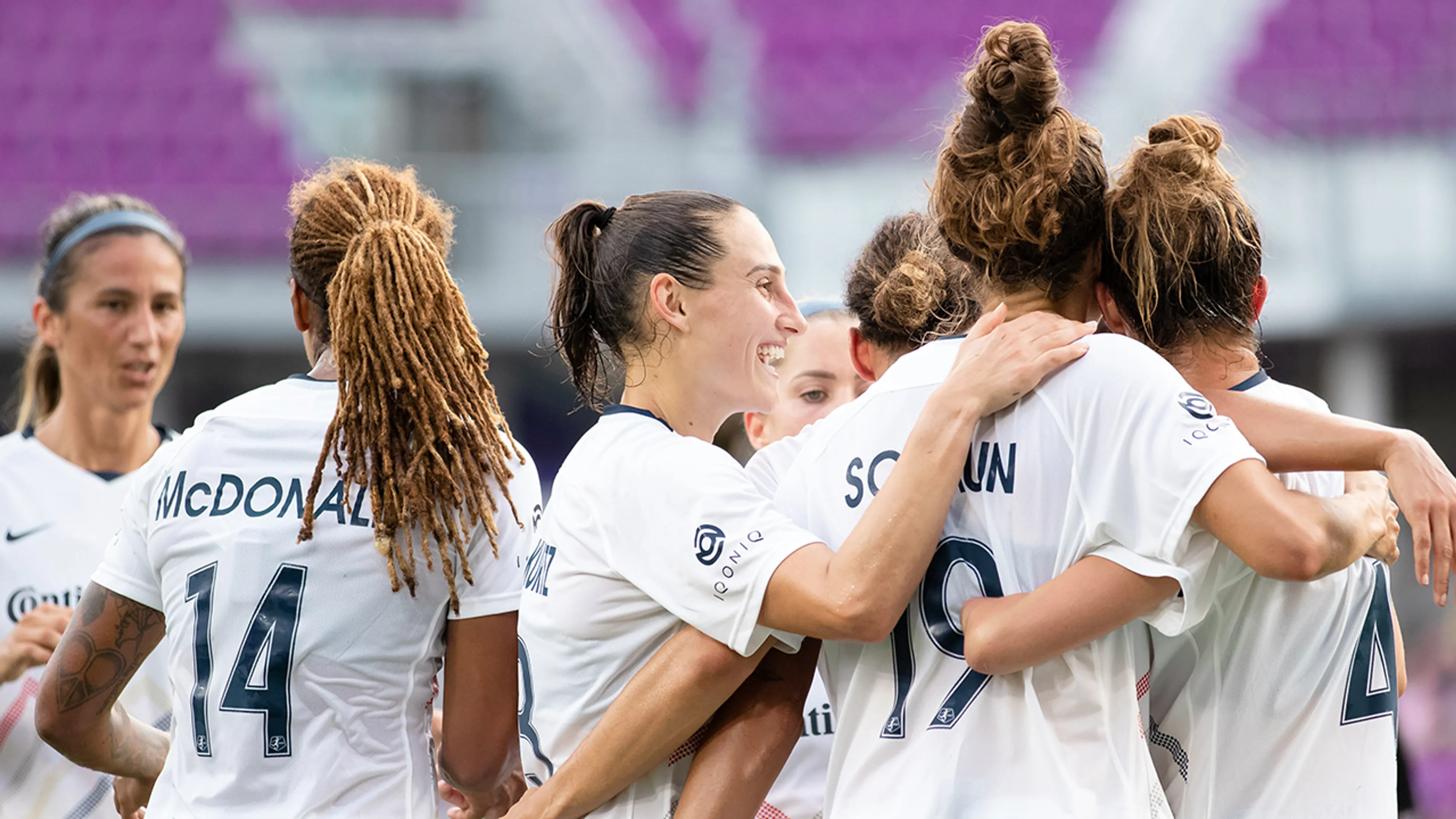 Amerikaanse voetbalsters onthullen seksueel misbruik coach