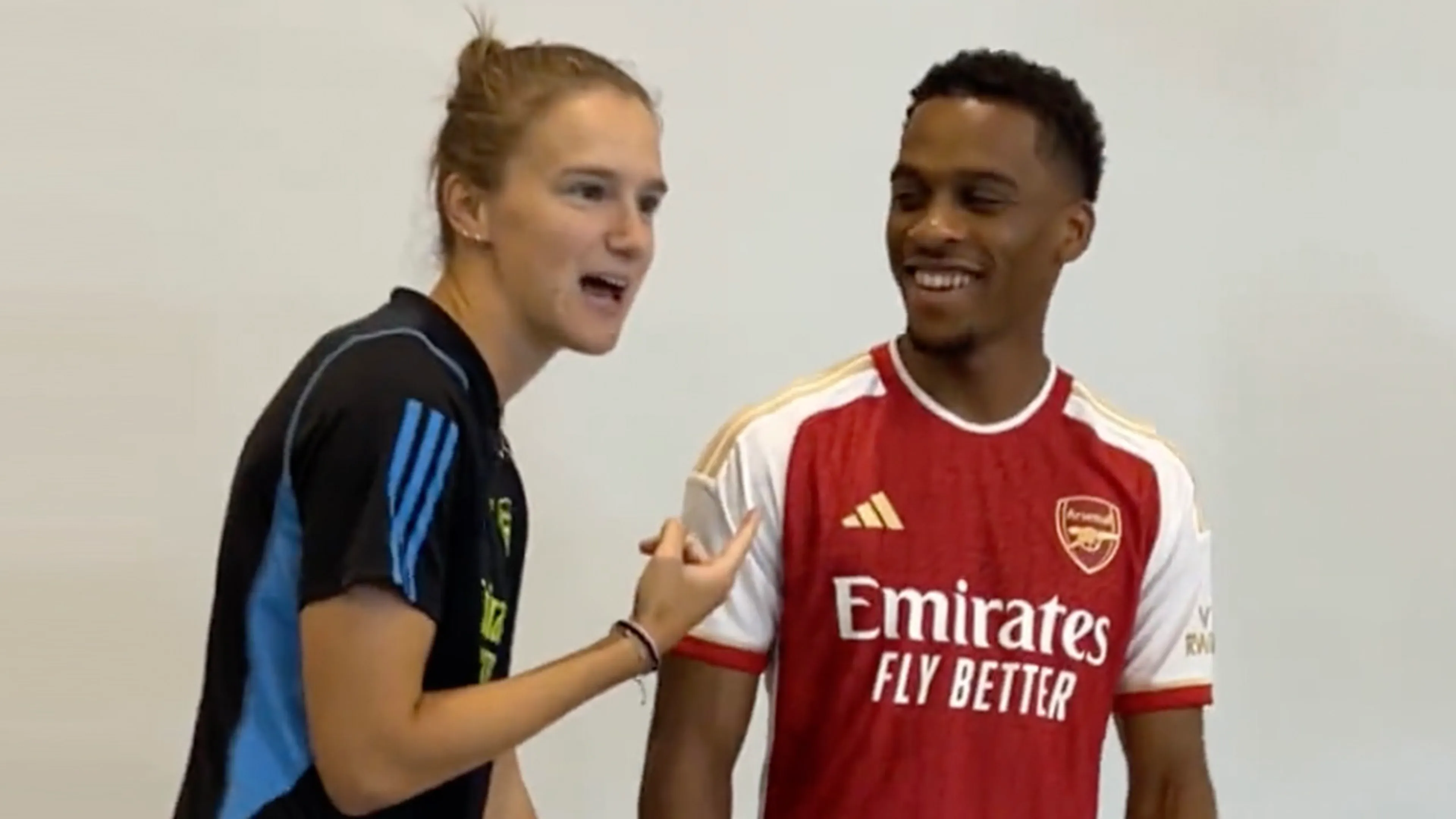 Miedema ontmoet Timber bij Arsenal: 'Ik zie liever je broer, want die speelt voor Feyenoord'