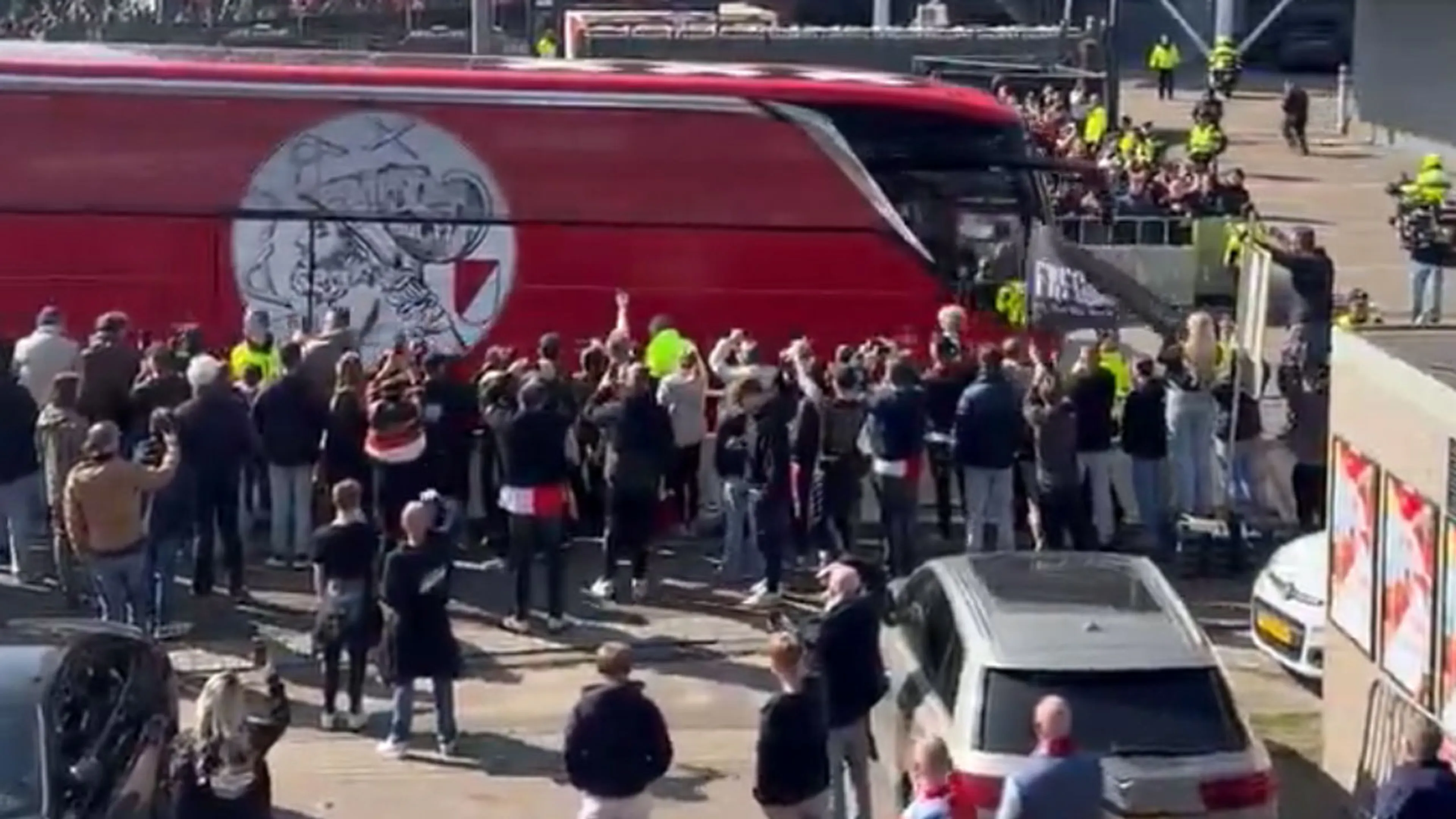 Beelden: Ajax-bus arriveert bij De Kuip voor de Klassieker