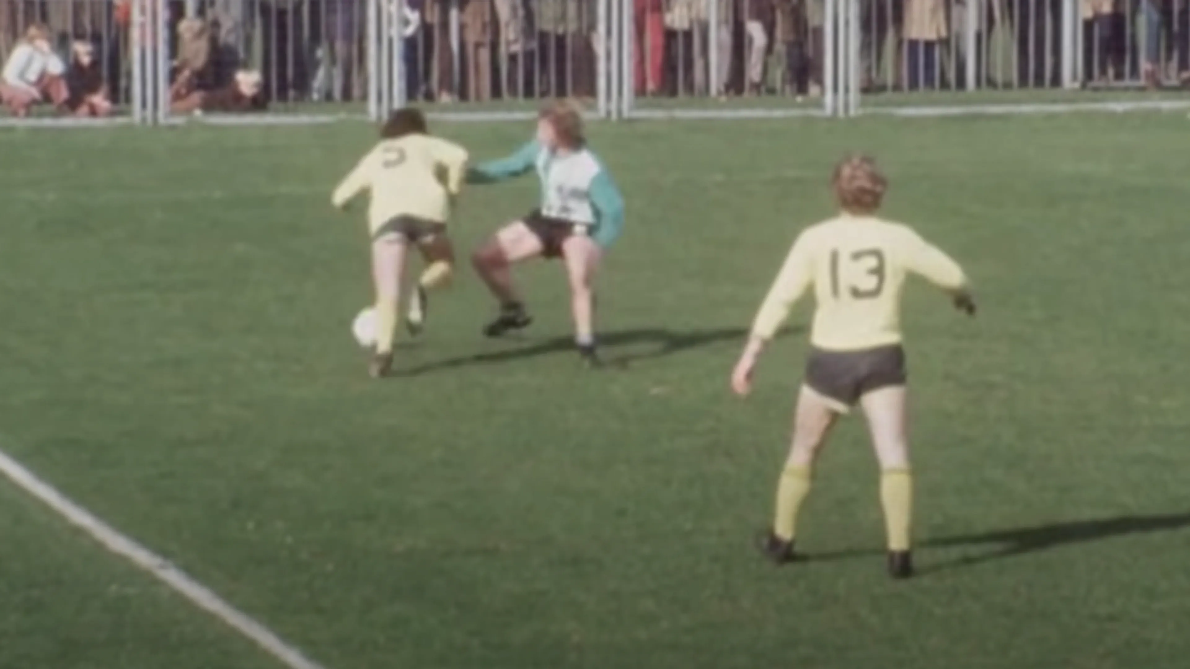 Classic: Johan Derksen draait tegenstander dol met indrukwekkende schaarbeweging