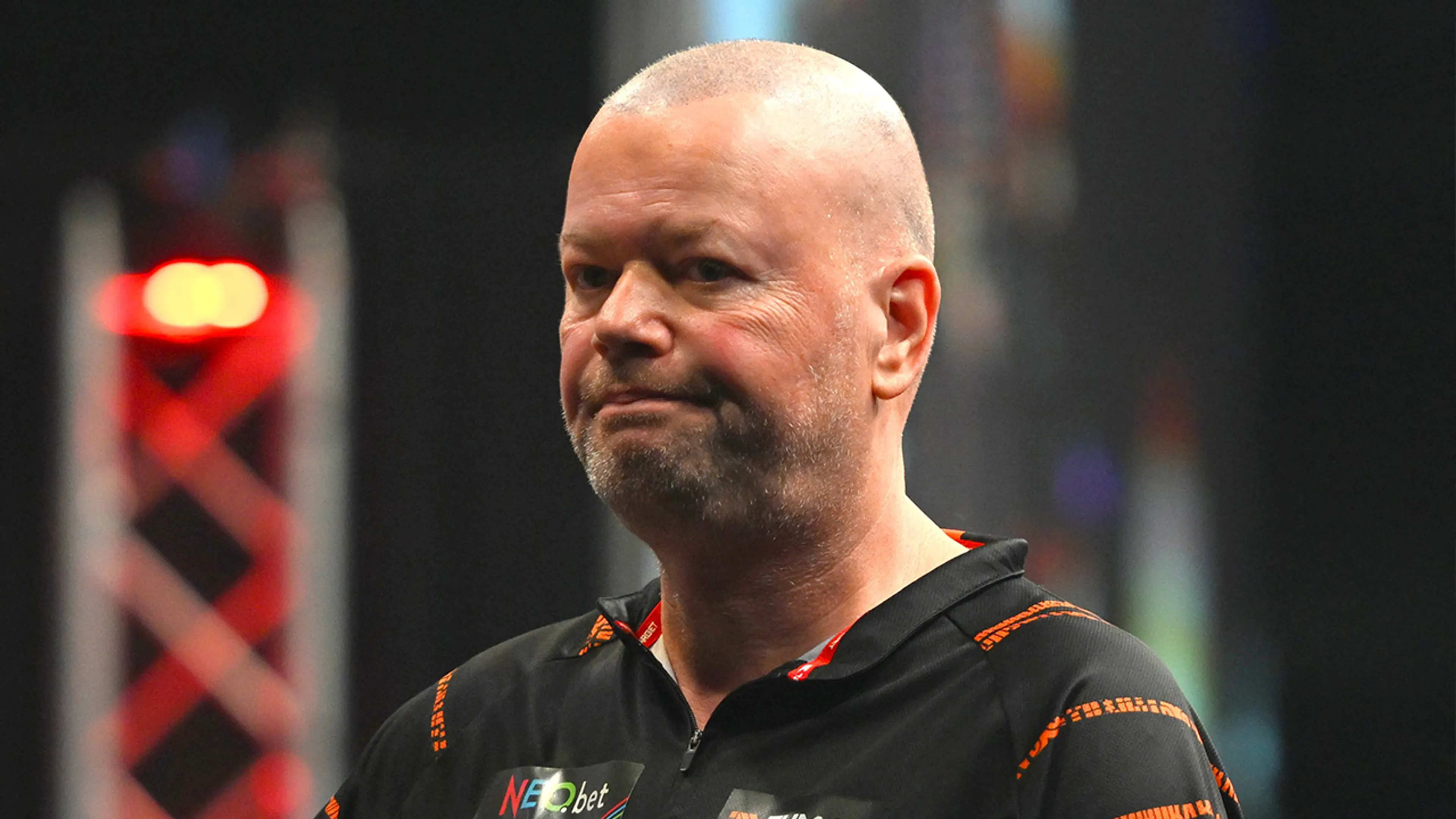 Raymond van Barneveld na hopeloze wedstrijd uitgeschakeld op het WK darts